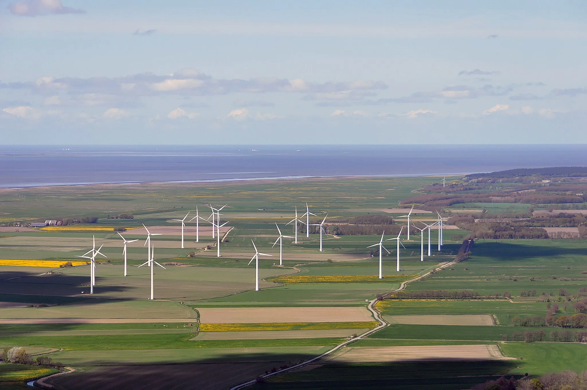 Photo showing: Luftbilder von der Nordseeküste 2012-05; die Straße im rechten unteren Drittel ist der Neuer Weg in Nordholz, im Hintergrund das Wurster Watt, in der Bildmitte ein Windpark