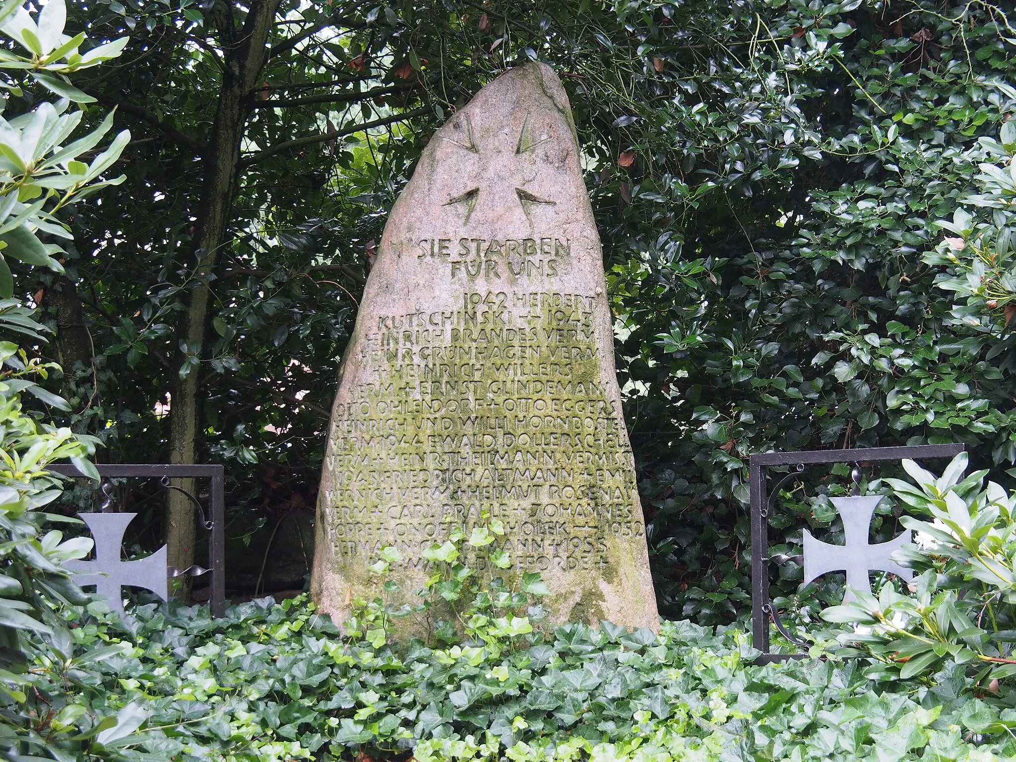 Photo showing: 1939-45 war memorial in Bollersen (Bergen), Lower Saxony, Germany