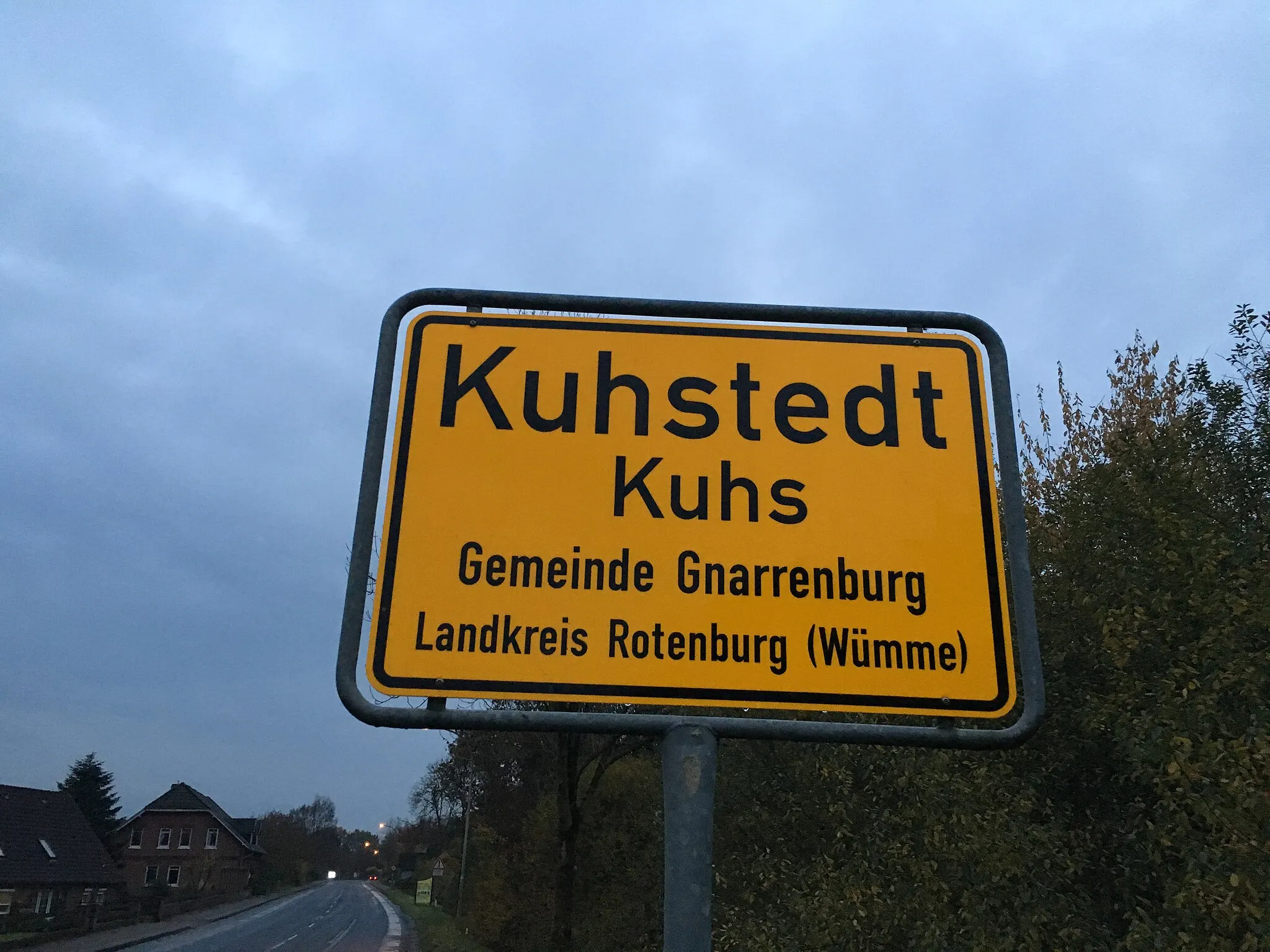 Photo showing: Oortsschild von Kuhs, Landkreis Rodenborg, mit den Naam op Hoochdüütsch un op Plattdüütsch
