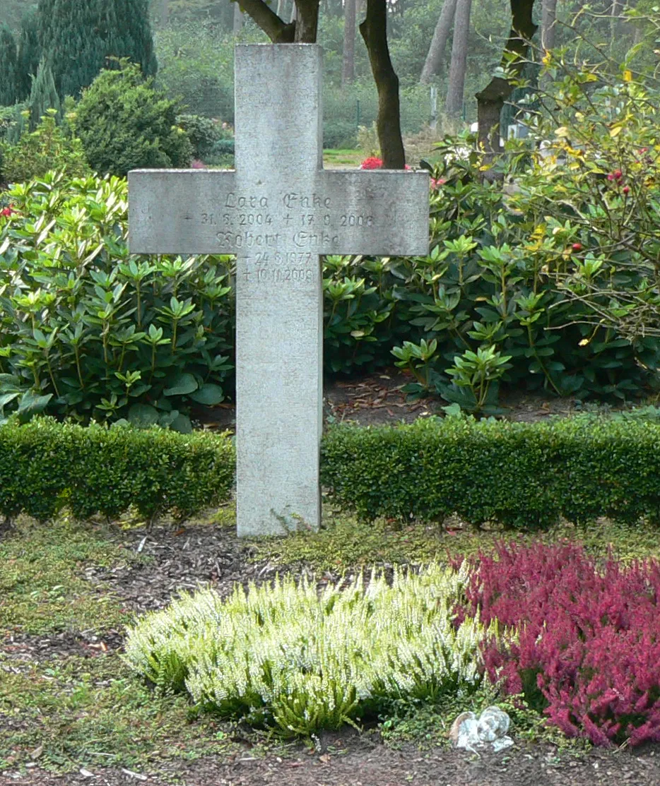Photo showing: Grabstätte von Robert Enke in Empede