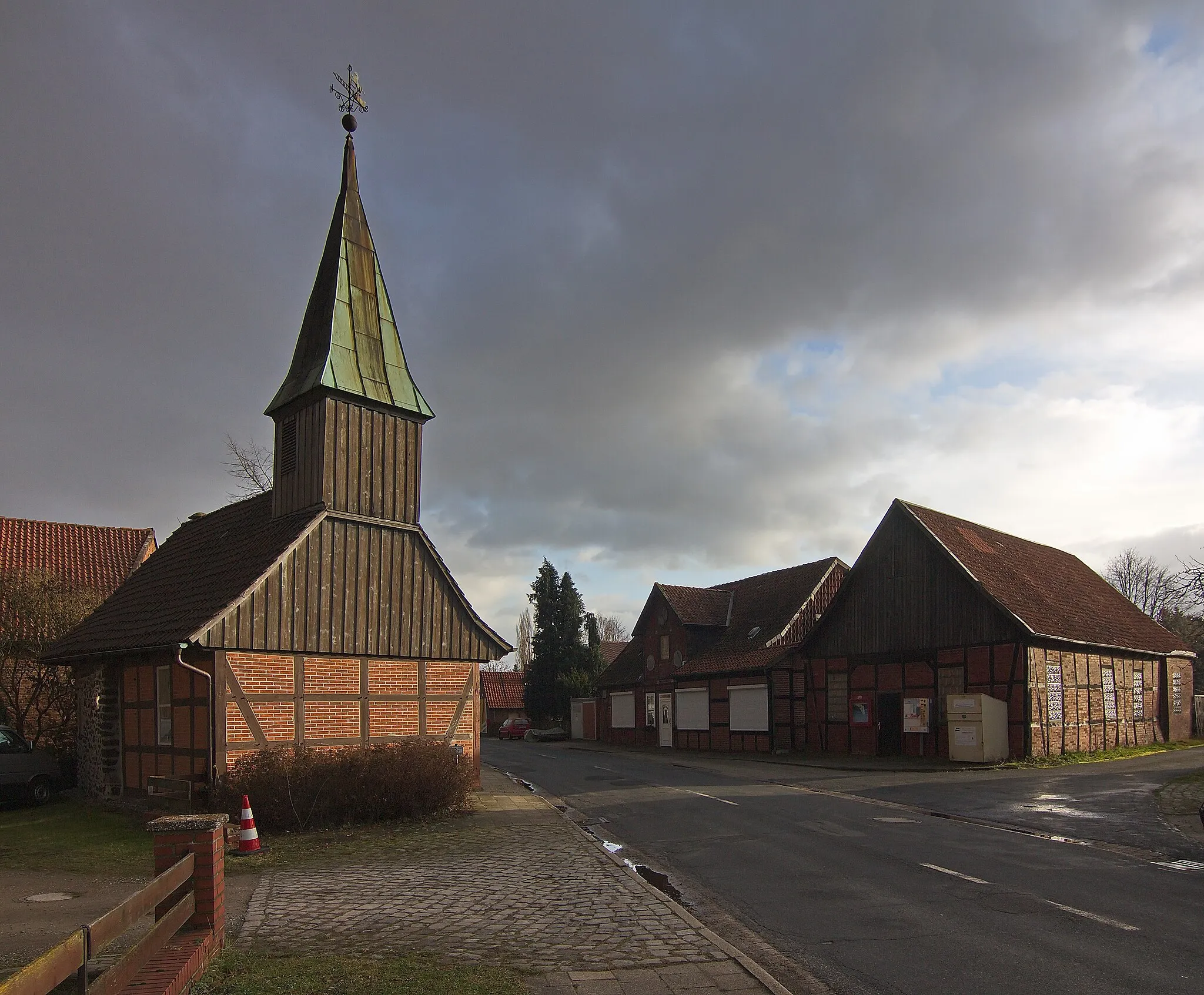 Photo showing: Die Errichtung der Markuskapelle in Blumenhagen (Edemissen) erfolgte im Jahr 1534 als Bruchsteinbau, den man ca. 200 Jahre später in Fachwerkbauweise erweiterte.