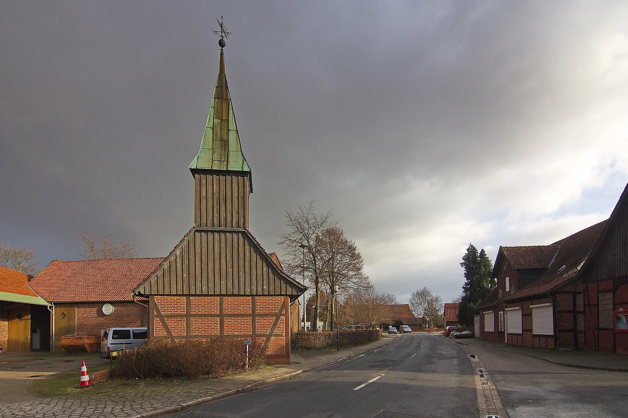 Photo showing: Die Errichtung der Markuskapelle in Blumenhagen (Edemissen) erfolgte im Jahr 1534 als Bruchsteinbau, den man ca. 200 Jahre später in Fachwerkbauweise erweiterte.