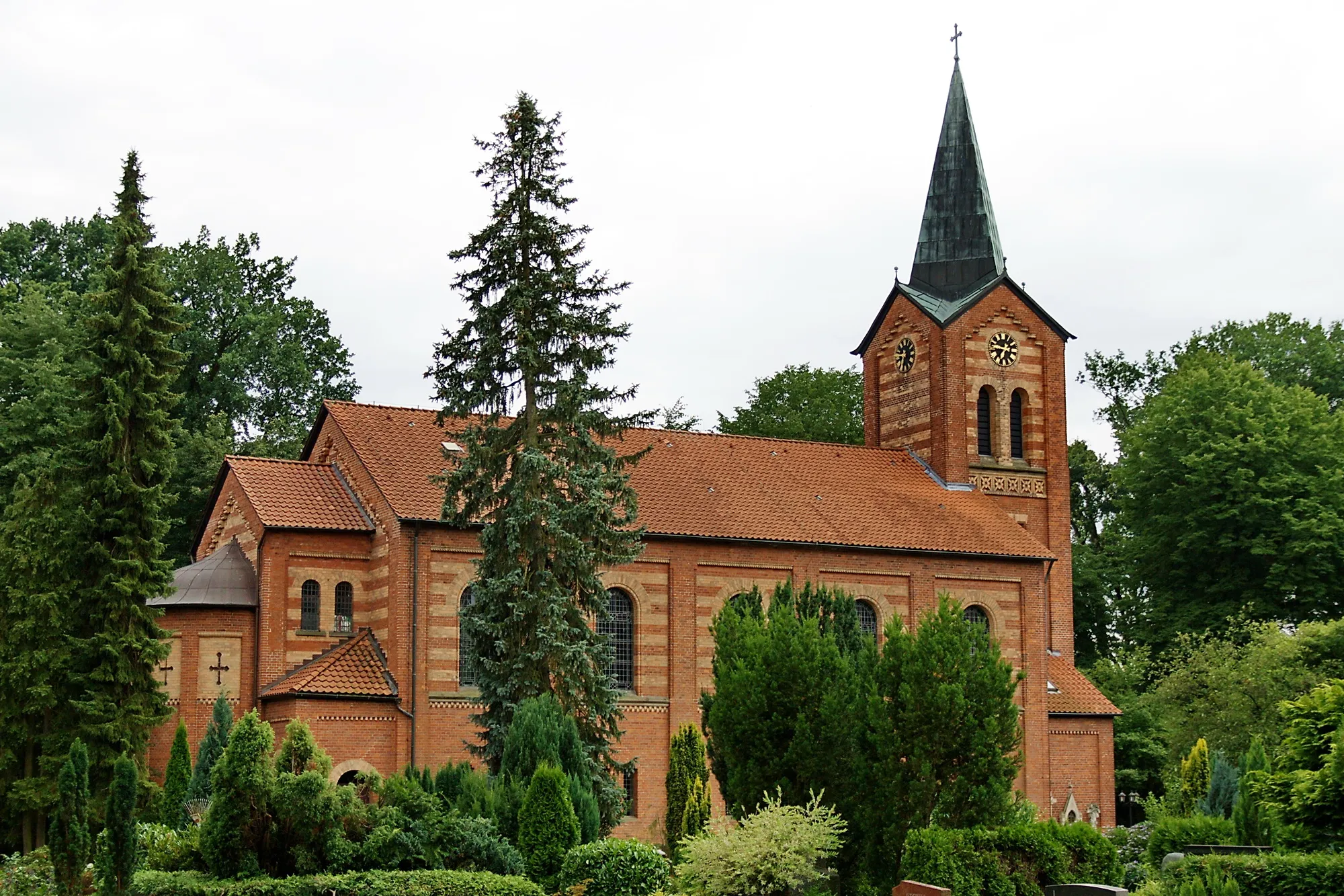 Photo showing: St.-Marcus-Kirche (Friedhofseite) in Wettmar, Burgwedel