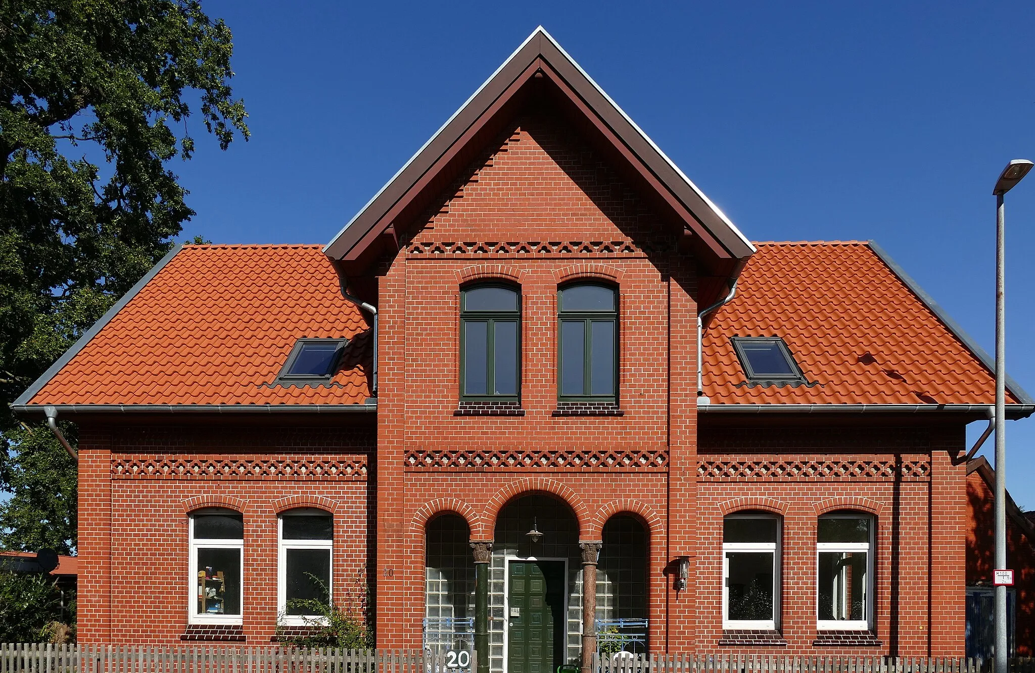 Photo showing: Das Wohnhaus in Wettmar (Stadt Burgwedel), Hauptstraße 20, ist ein Baudenkmal (ID:31108568).