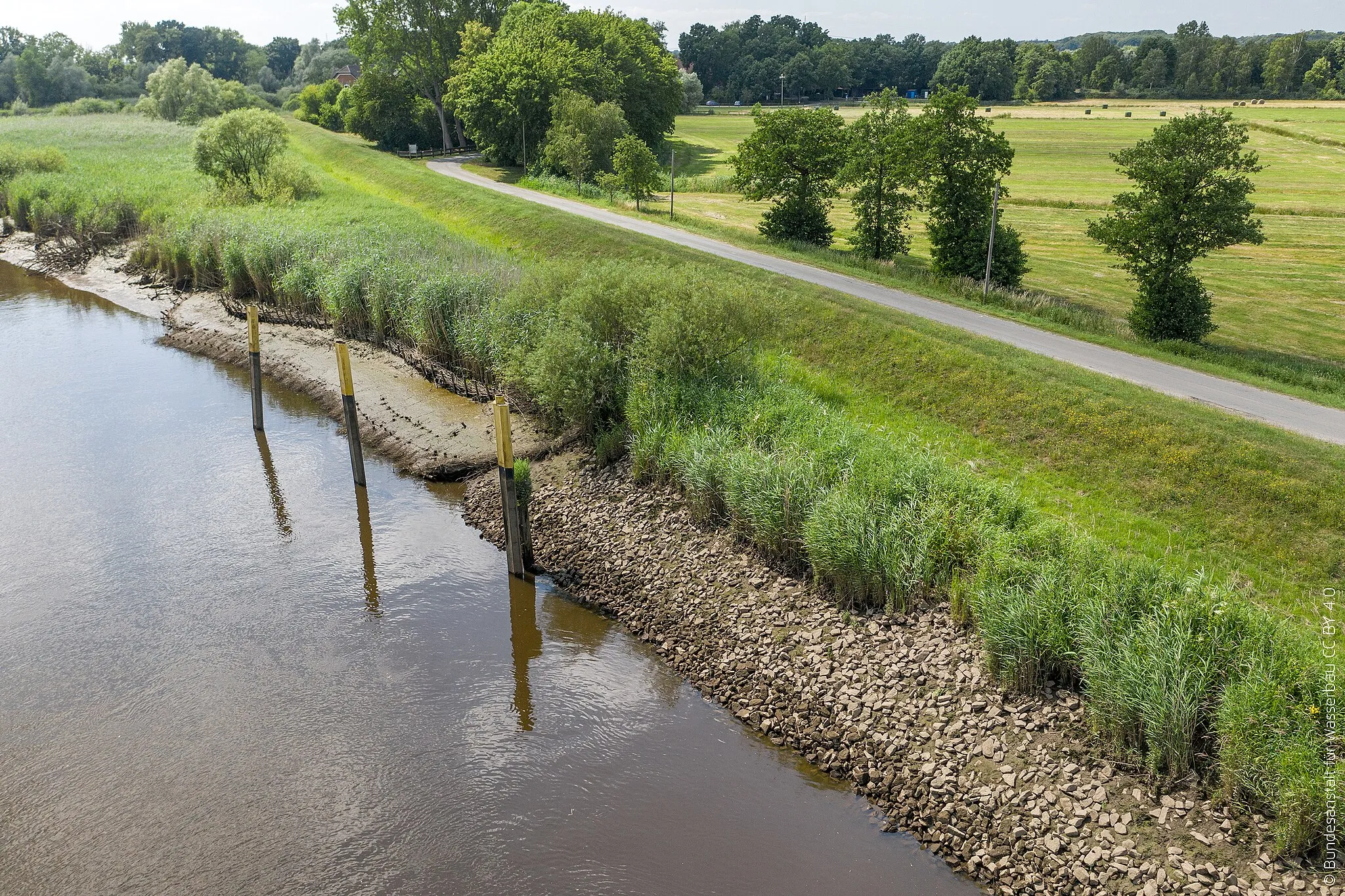 Photo showing: Uferschutz aus Steinen und Totholz entlang der Wümme