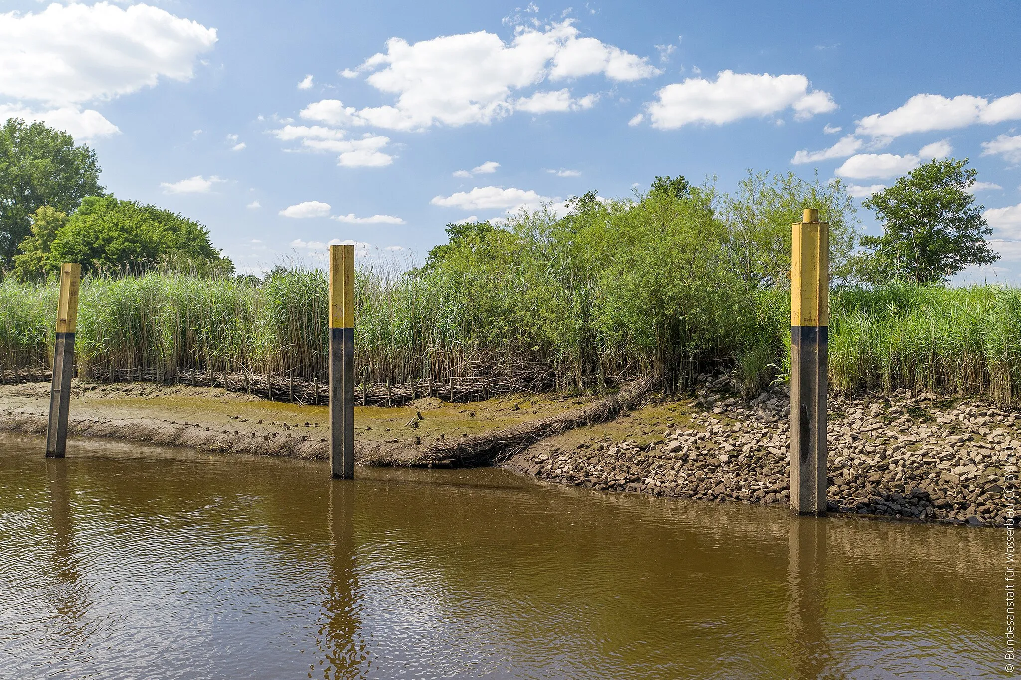 Photo showing: Uferschutz aus Steinen und Totholz entlang der Wümme