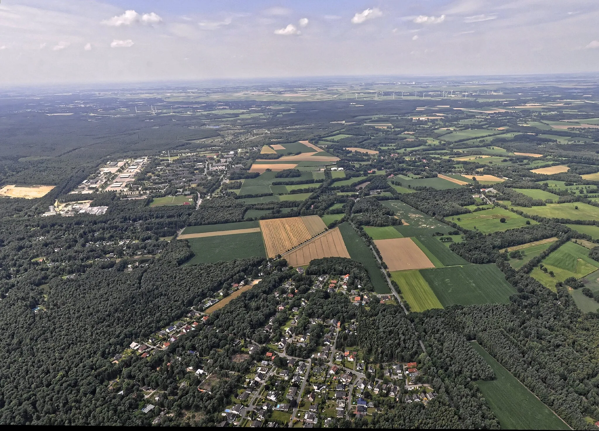 Photo showing: Bilder vom Flug Nordholz Hammelburg 2015: Wohngebiet "Auf dem Raden" (vorn) und Logistikschule der Bundeswehr (links).