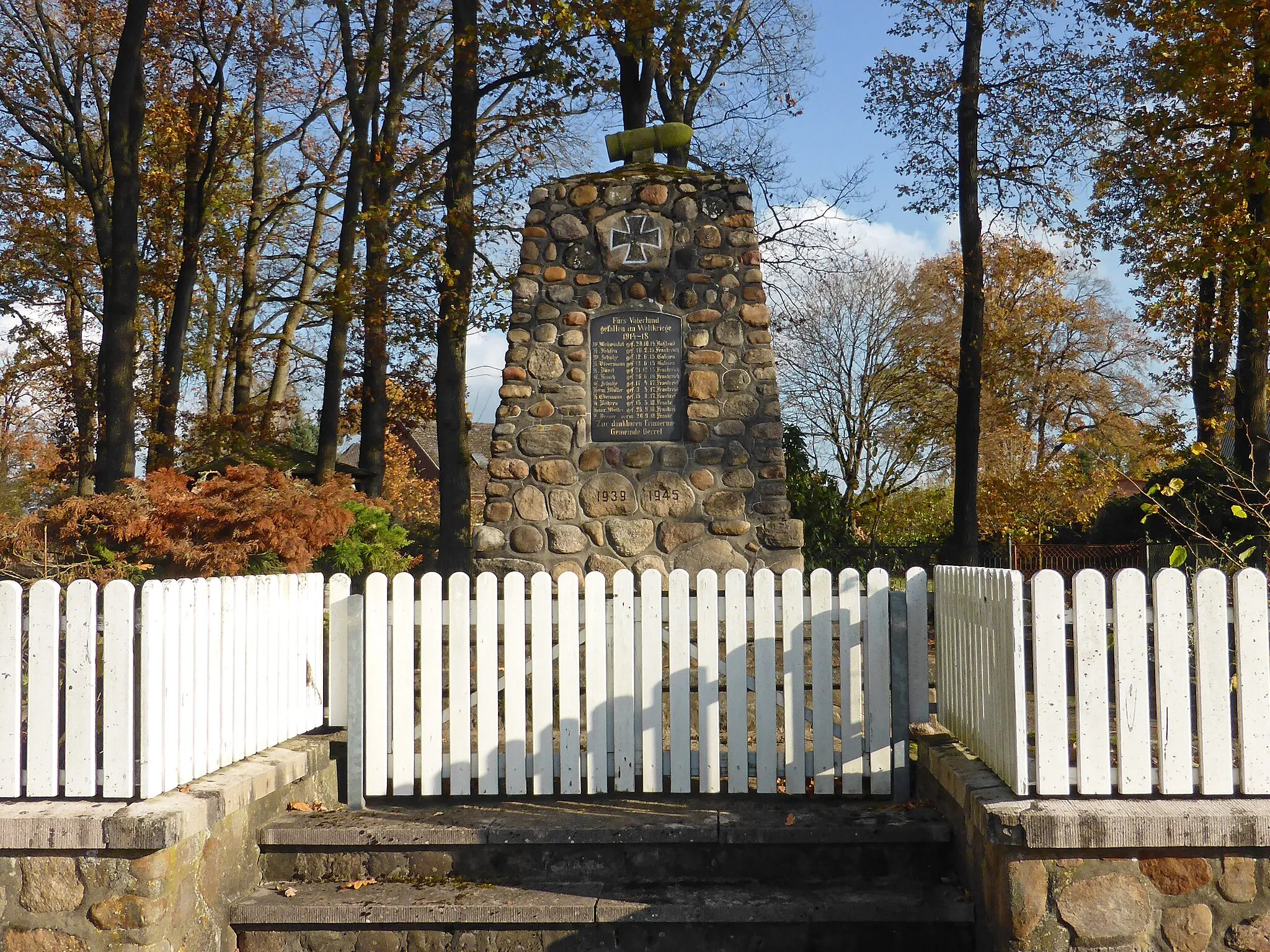Photo showing: Kriegerdenkmal in Oerrel für die Opfer der beiden Weltkriege.