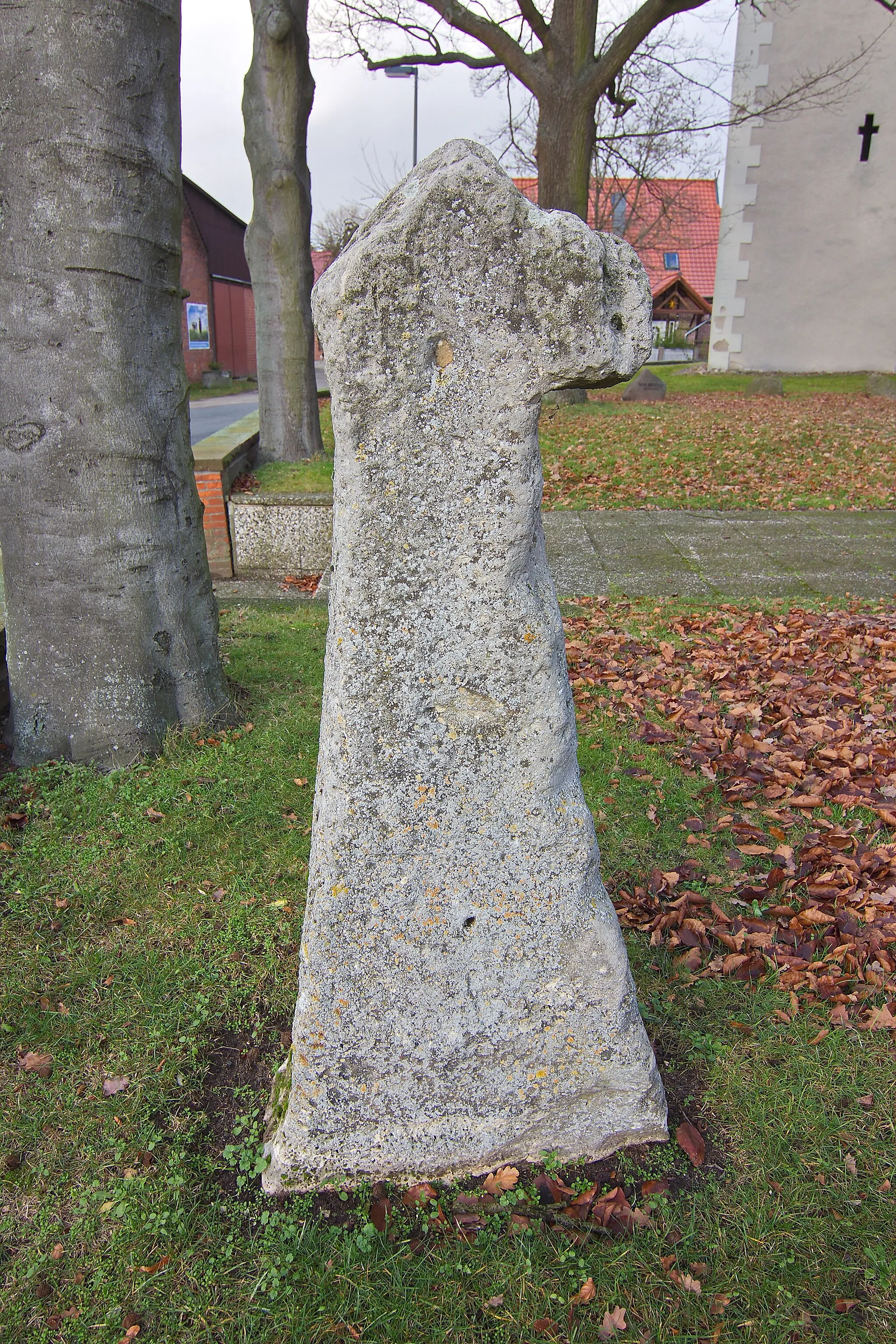 Photo showing: Der an der alten Dorfkirche anliegende Ehrenfriedhof, die Sühnesteine, das Steinkreuz und das Gemeindehaus samt Pfarrgarten zählen zu den schönsten Bereichen von Wipshausen (Edemissen)