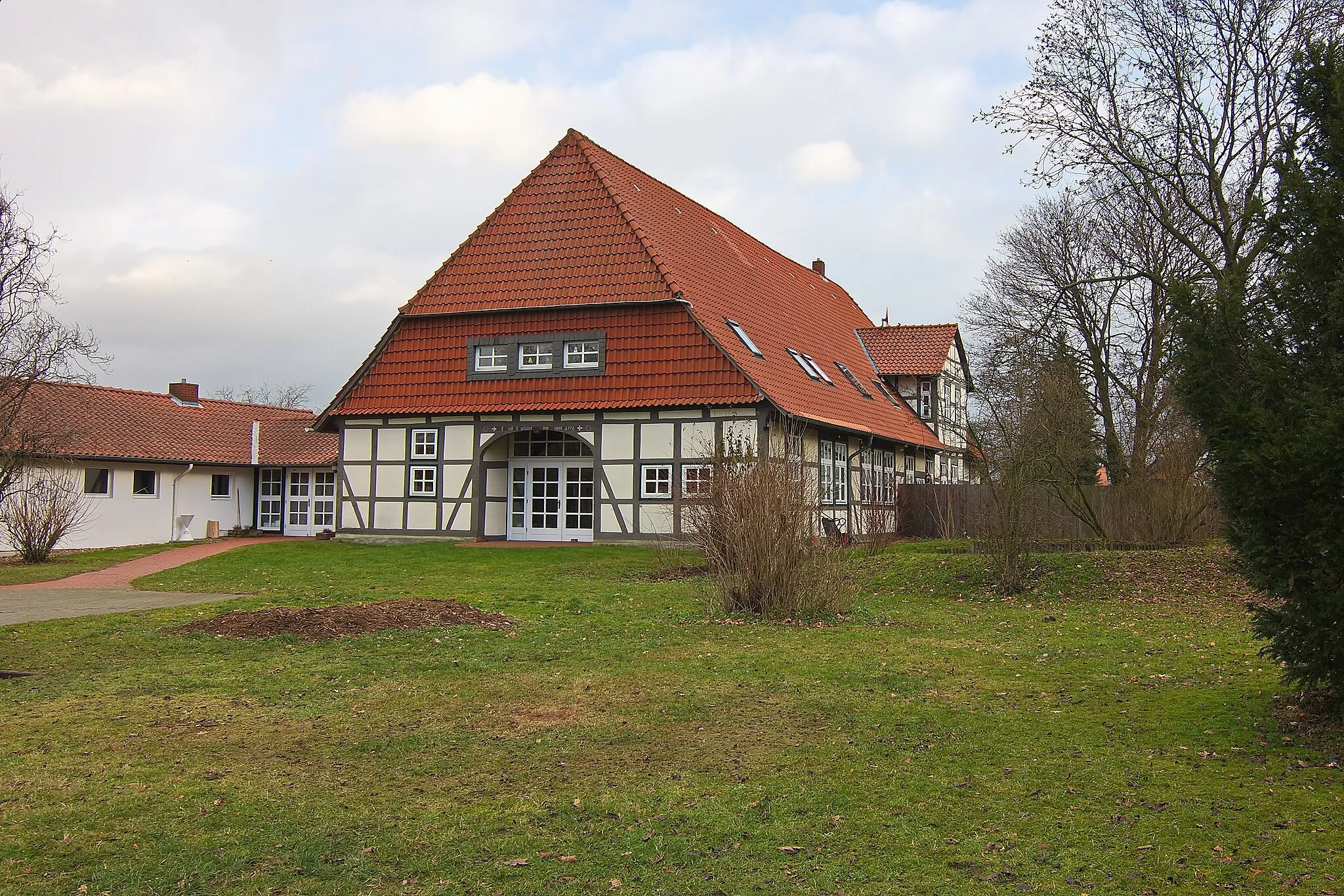 Photo showing: Der an der alten Dorfkirche anliegende Ehrenfriedhof, die Sühnesteine, das Steinkreuz und das Gemeindehaus samt Pfarrgarten zählen zu den schönsten Bereichen von Wipshausen (Edemissen)