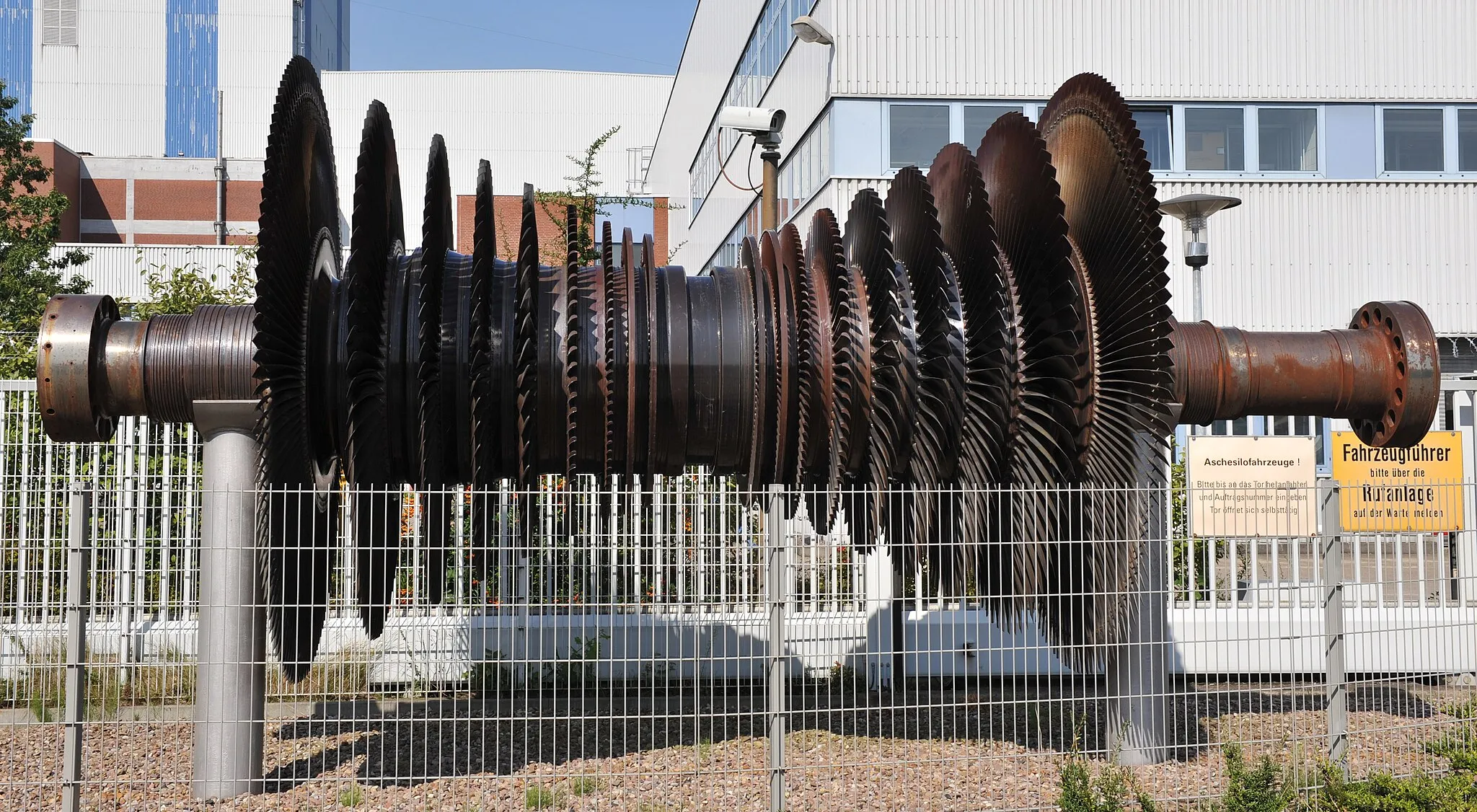 Photo showing: Turbine exhibited at the power plant Kraftwerk Farge