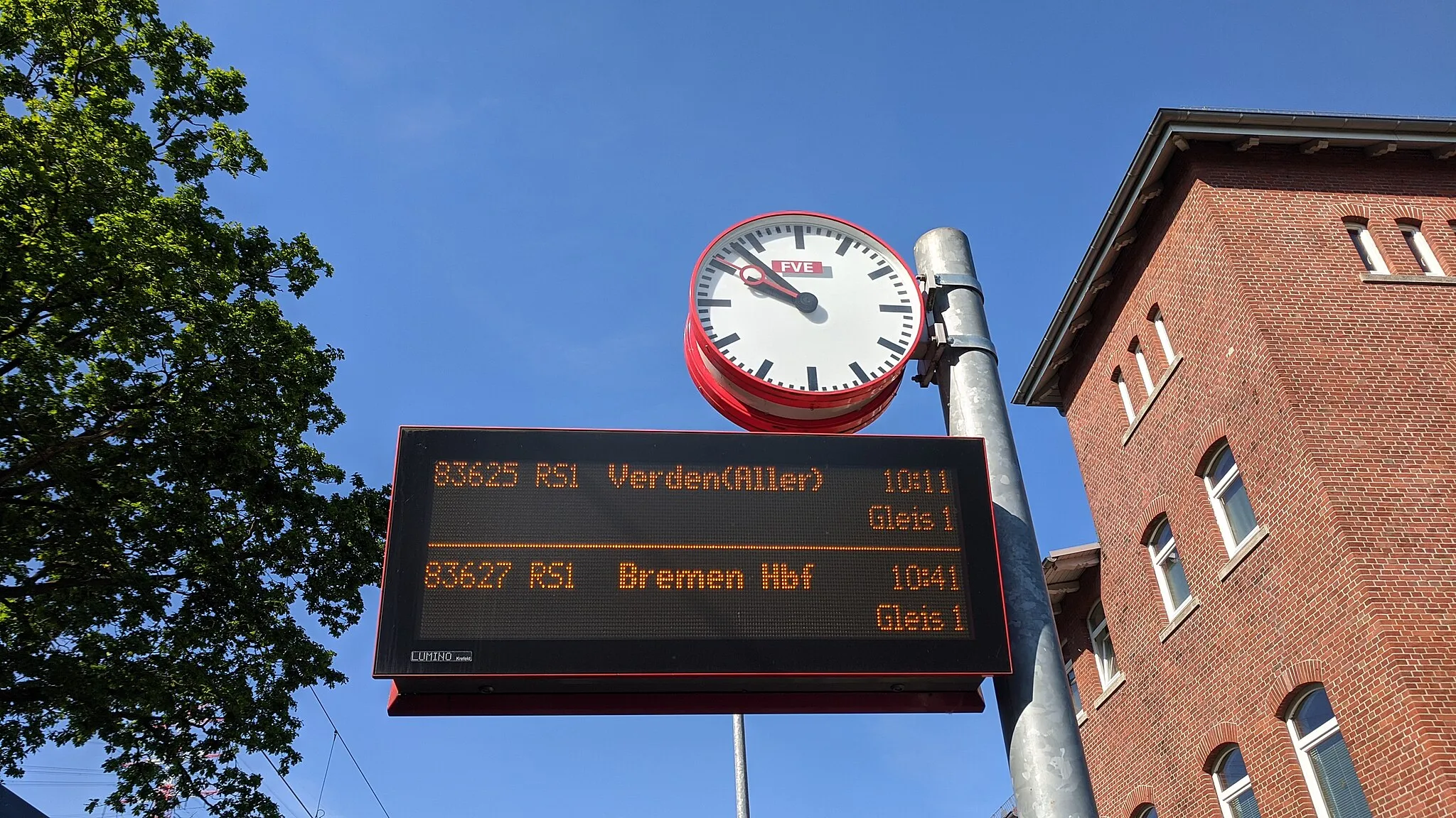 Photo showing: Bahnhof Bremen-Farge,
LED-Anzeige mit Abfahrtszeiten der RS1,

Taken on 21 May 2020