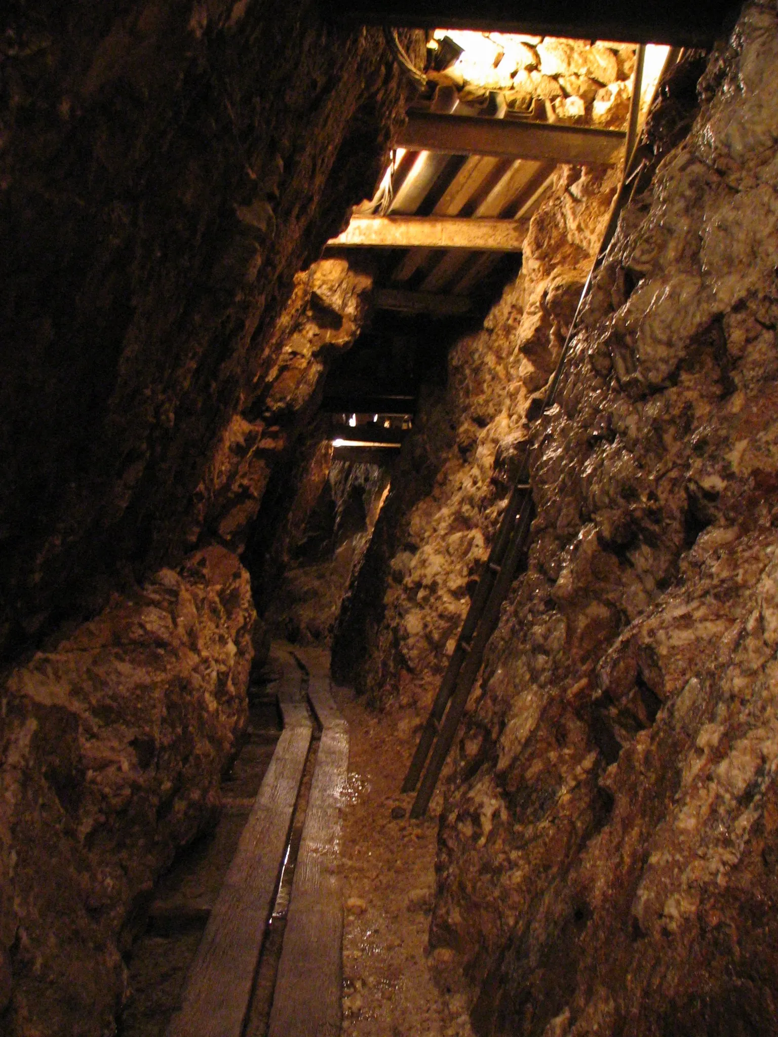 Photo showing: Josephistollen (tiefer Stollen) des mittelalterlichen Silberbergwerks Suggental
