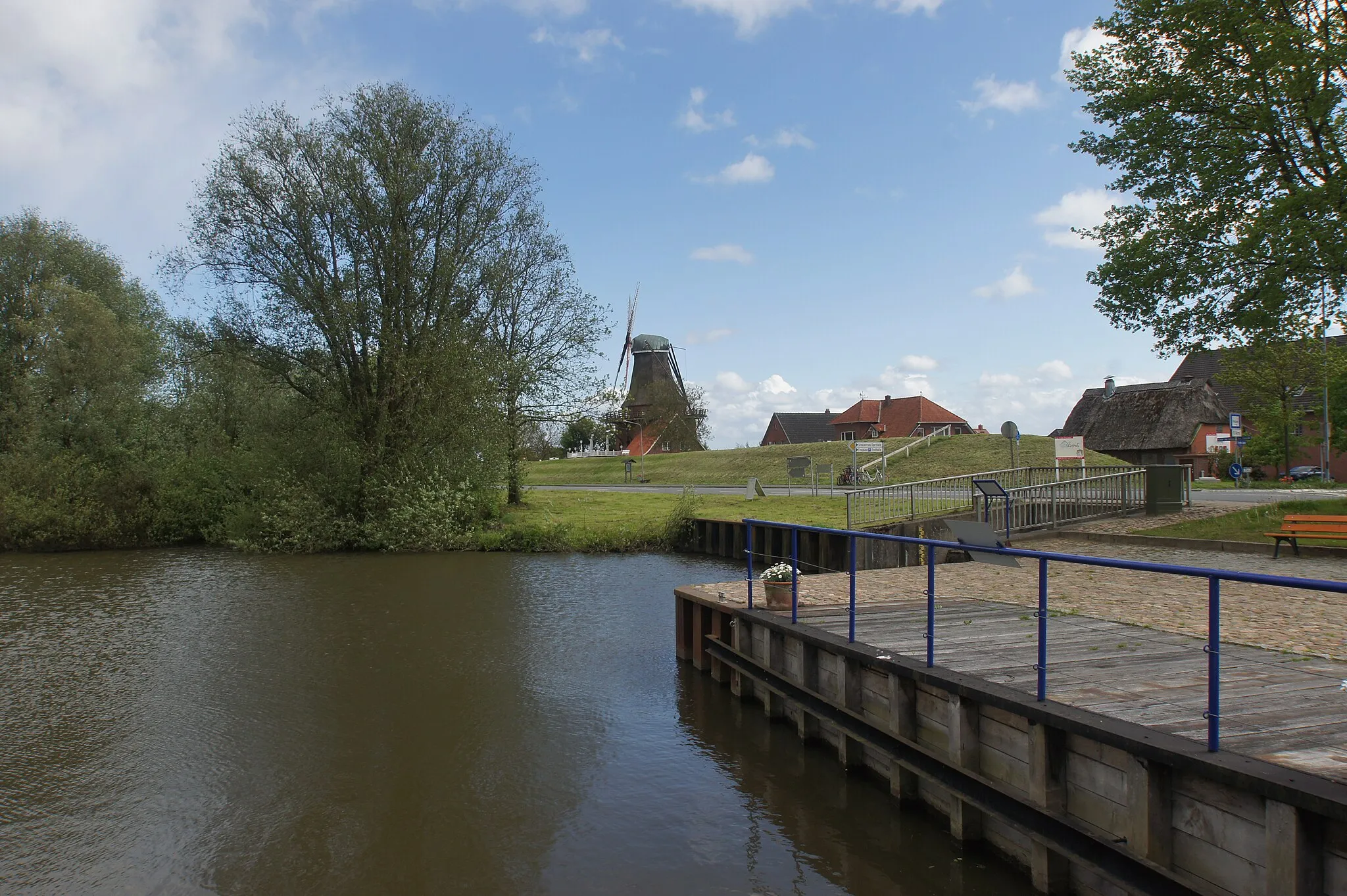 Photo showing: Jork (Borstel (Jork)), Germany: Quay and mouth of the Zester in the Port of Borstel and the wind mill