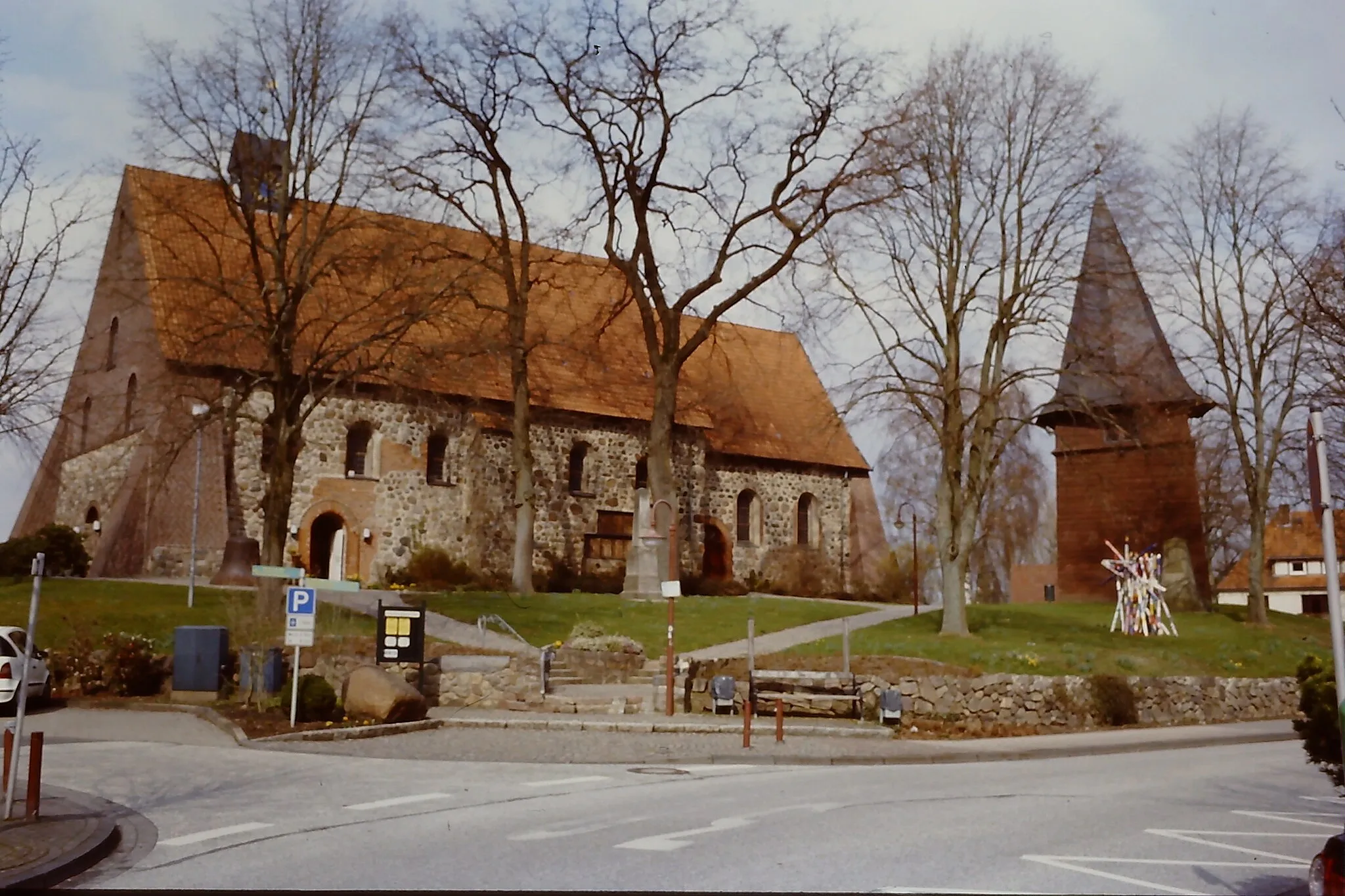 Photo showing: St. Mauritius-Church in Hittfeld.A Fieldstone church from the 13th Century.