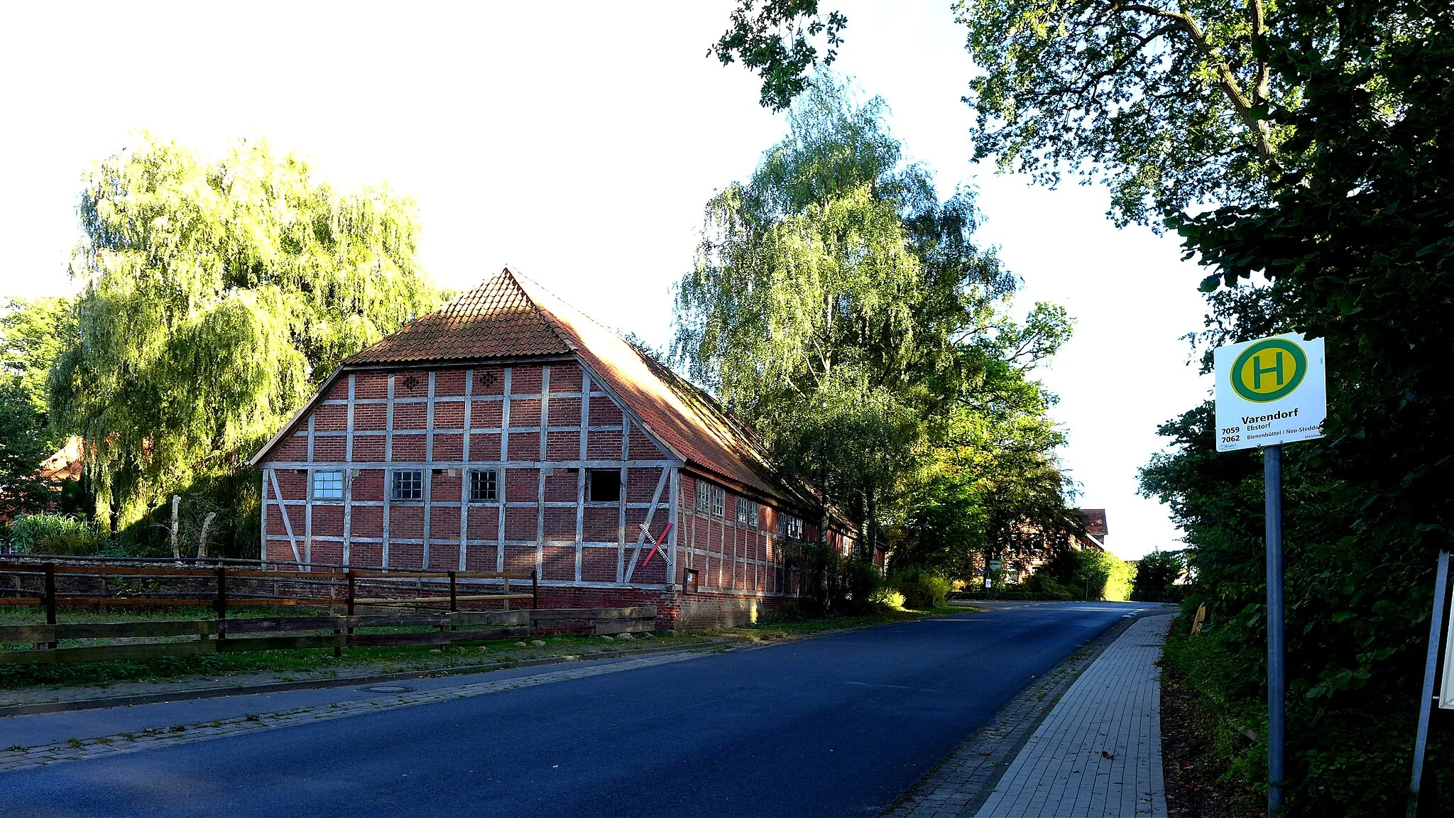 Photo showing: Alte Scheune im Fachwerkstil in Varendorf, einem Ortsteil von Bienenbüttel. Aufnahmedatum 2016-10.