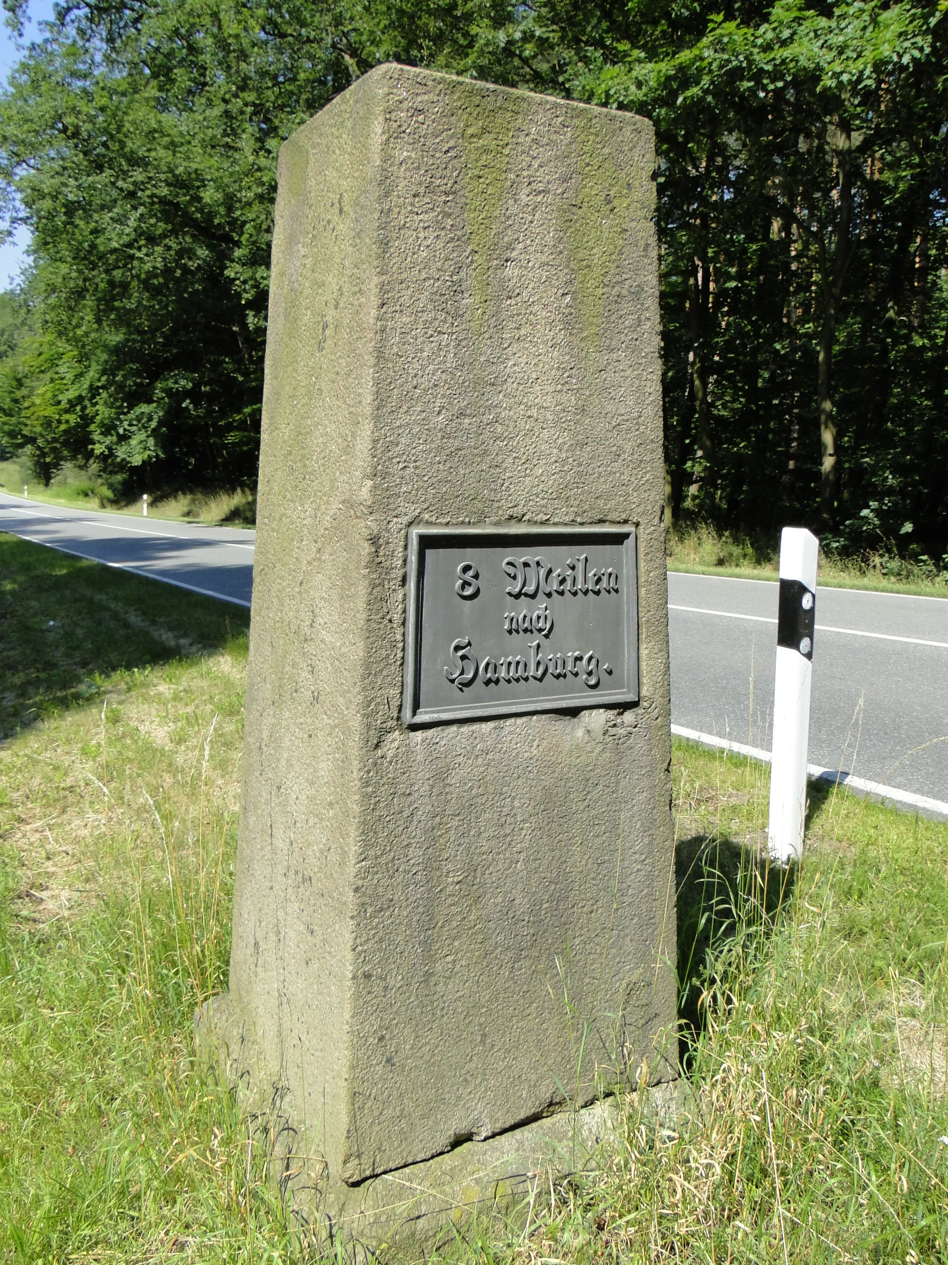 Photo showing: Milestone on the Bundesstraße 5 east of Vier (Boizenburg/Elbe), district Ludwigslust-Parchim, Mecklenburg-Vorpommern, Germany