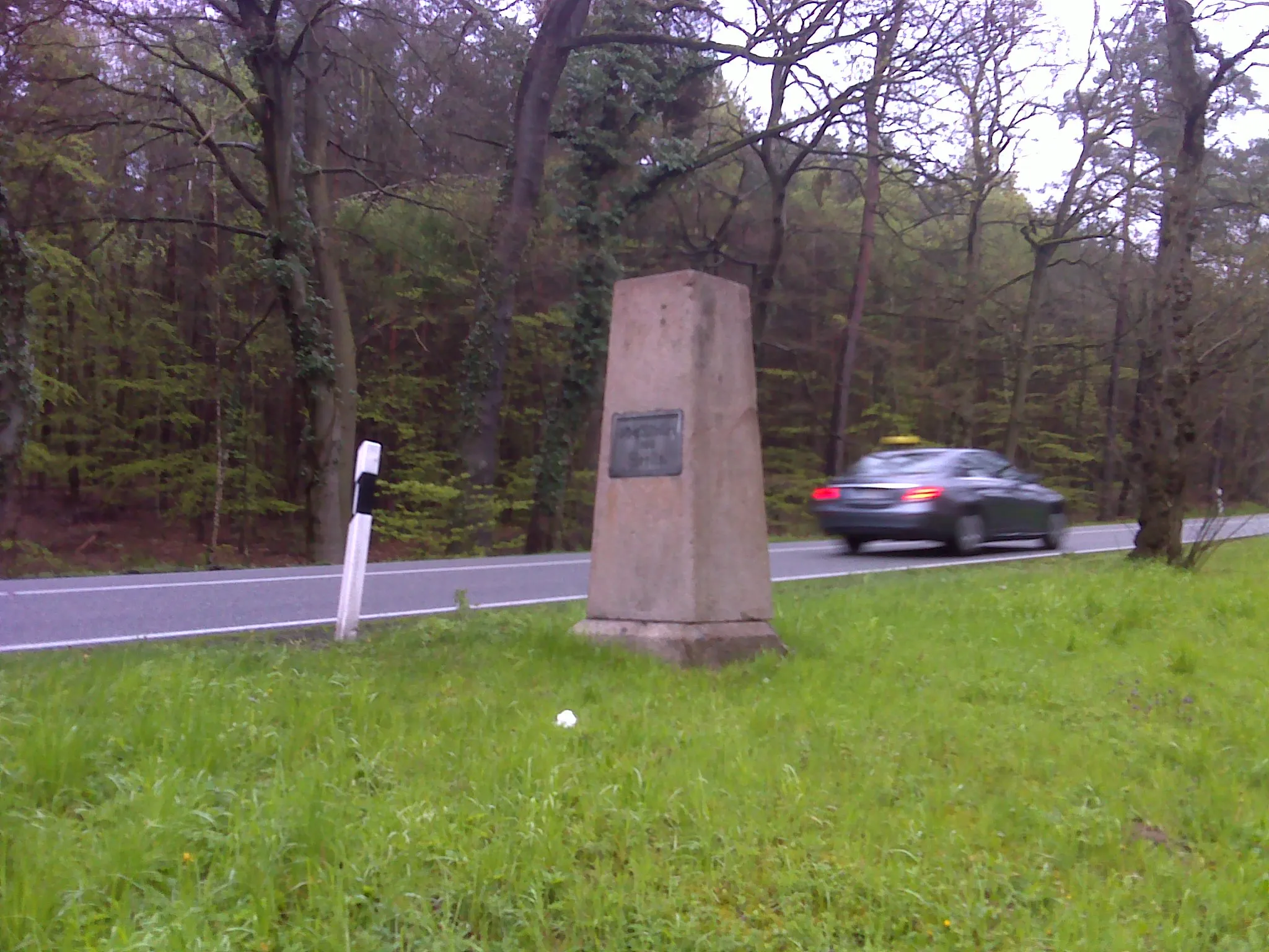 Photo showing: Boizenburg-Vier, Mecklenburg-Schweriner Ganzmeilenobelisk
westlich von Vier, südliche Straßenseite