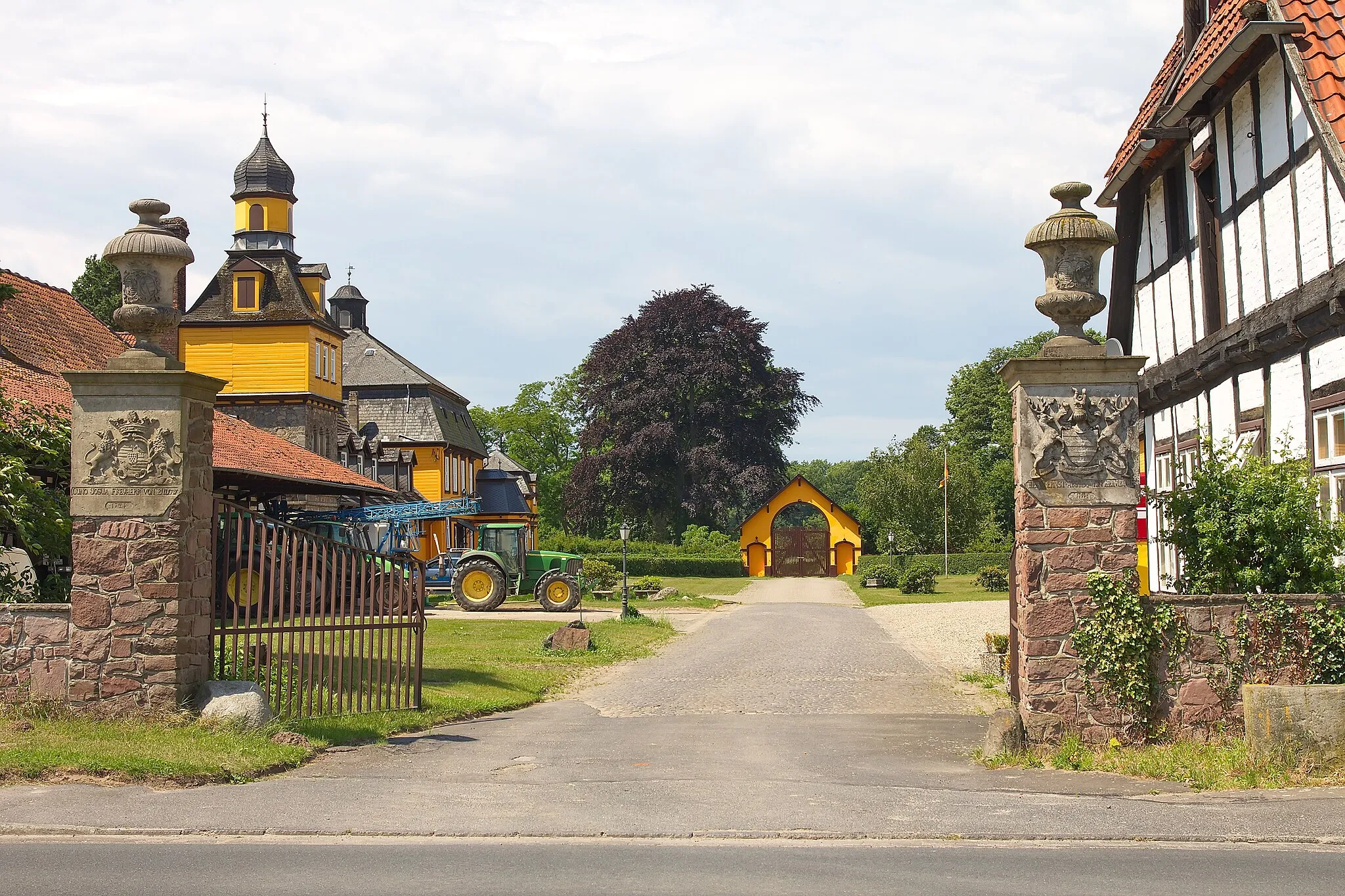 Photo showing: Das Rittergut Abbensen in Abbensen (Edemissen) wird 1279 erstmals als Abbenser Burg erwähnt.
Heute ist es ein landwirtschaftlicher Betrieb.