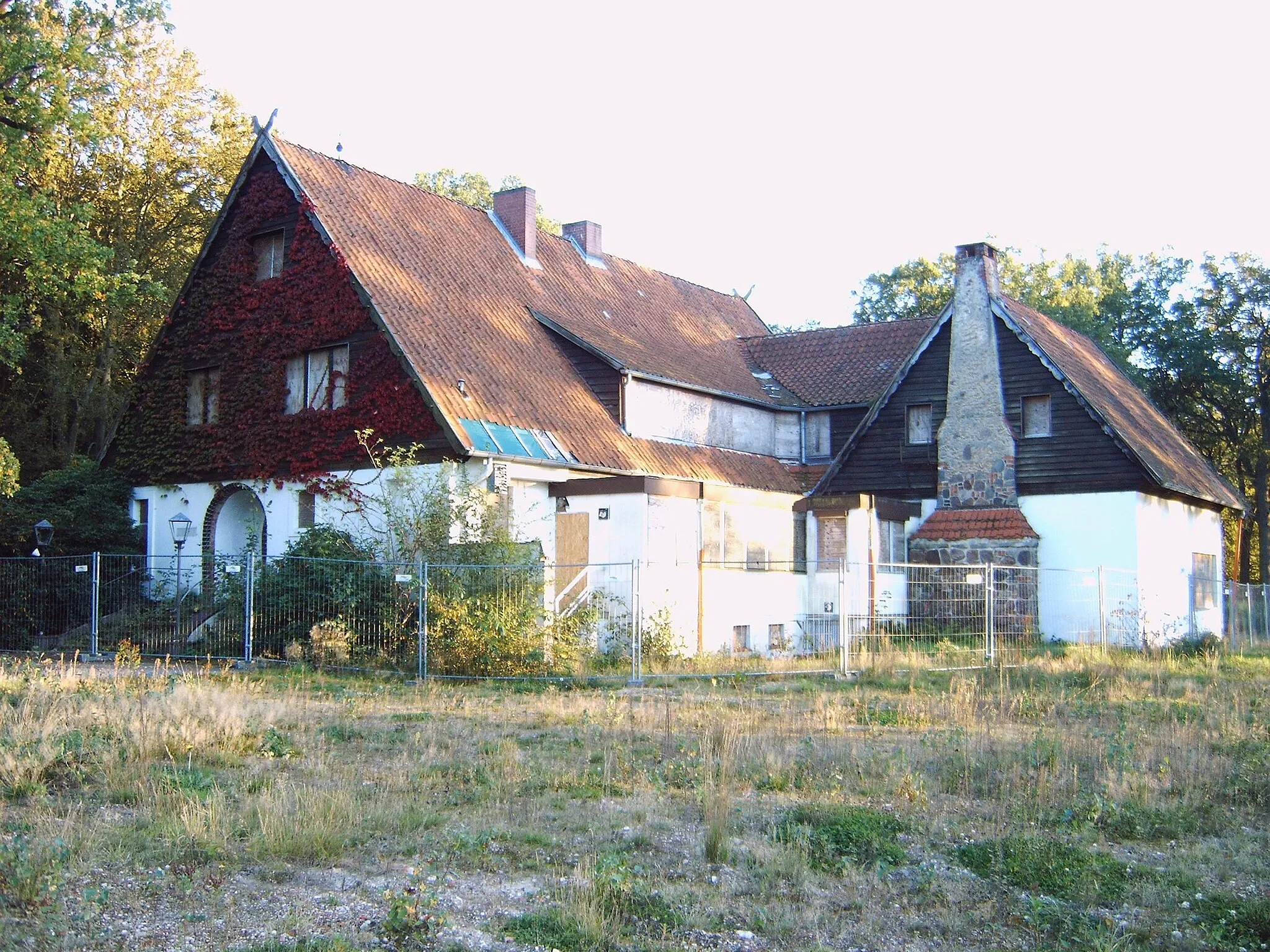 Photo showing: Kulturdenkmal Möllering-Villa am Wischfeld in Lüneburg-Häcklingen. Ehemaliges Hauptquartier der britischen Streitkräfte unter General Dempsey und Verhandlungsort der Kapitulation deutscher Truppen Nordwestdeutschlands, Hollands und Dänemarks Anfang Mai 1945 zwischen Feldmarschall Montgomery und deutschen Offizieren unter Generaladmiral von Friedeburg. Zustand September 2011. Vom Eigentümer zur Abbruchreife vernachlässigt.