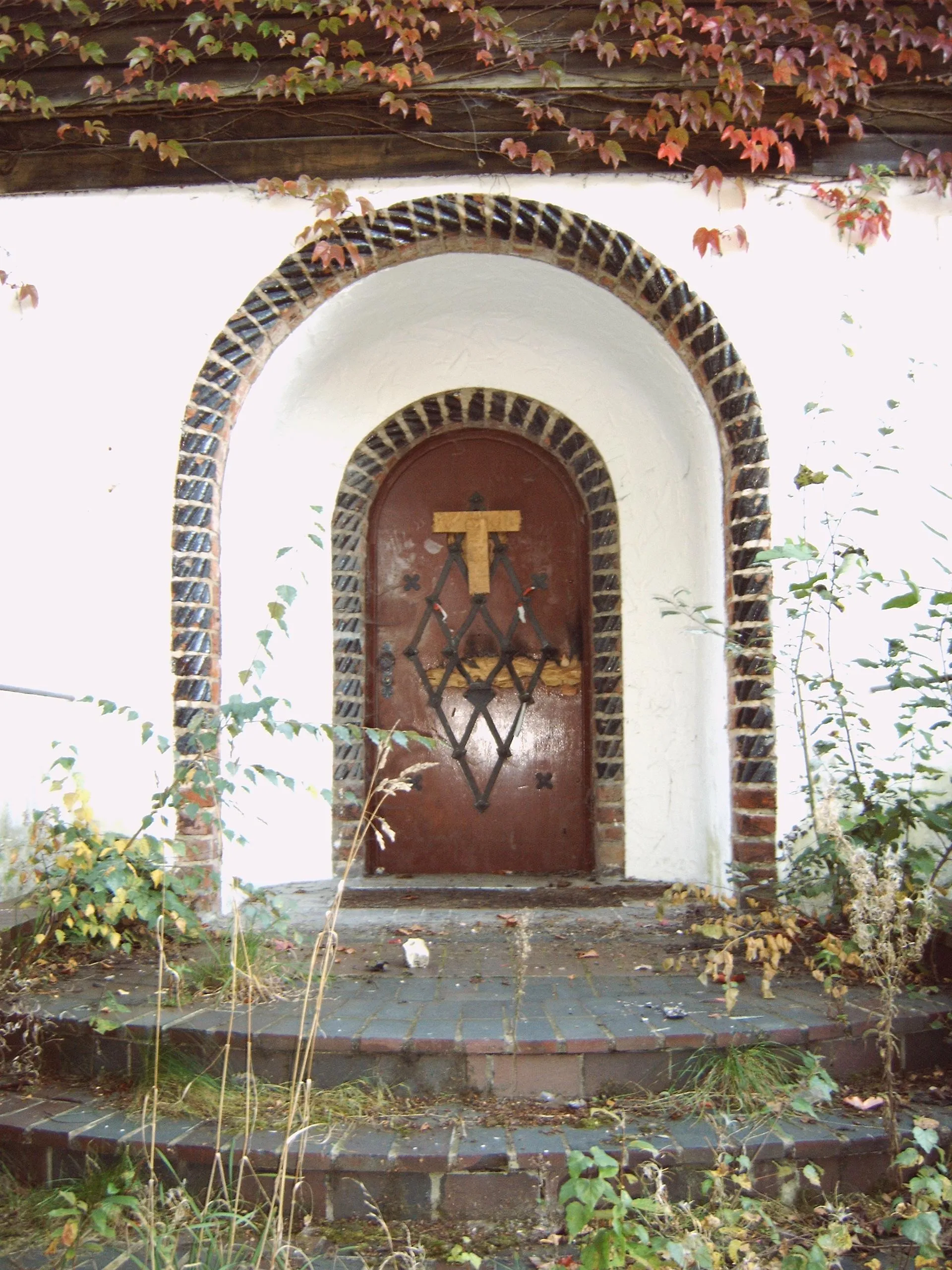 Photo showing: Kulturdenkmal Möllering-Villa am Wischfeld in Lüneburg-Häcklingen. Ehemaliges Hauptquartier der britischen Streitkräfte unter General Dempsey und Verhandlungsort der Kapitulation deutscher Truppen Nordwestdeutschlands, Hollands und Dänemarks Anfang Mai 1945 zwischen Feldmarschall Montgomery und deutschen Offizieren unter Generaladmiral von Friedeburg. Zustand September 2011.