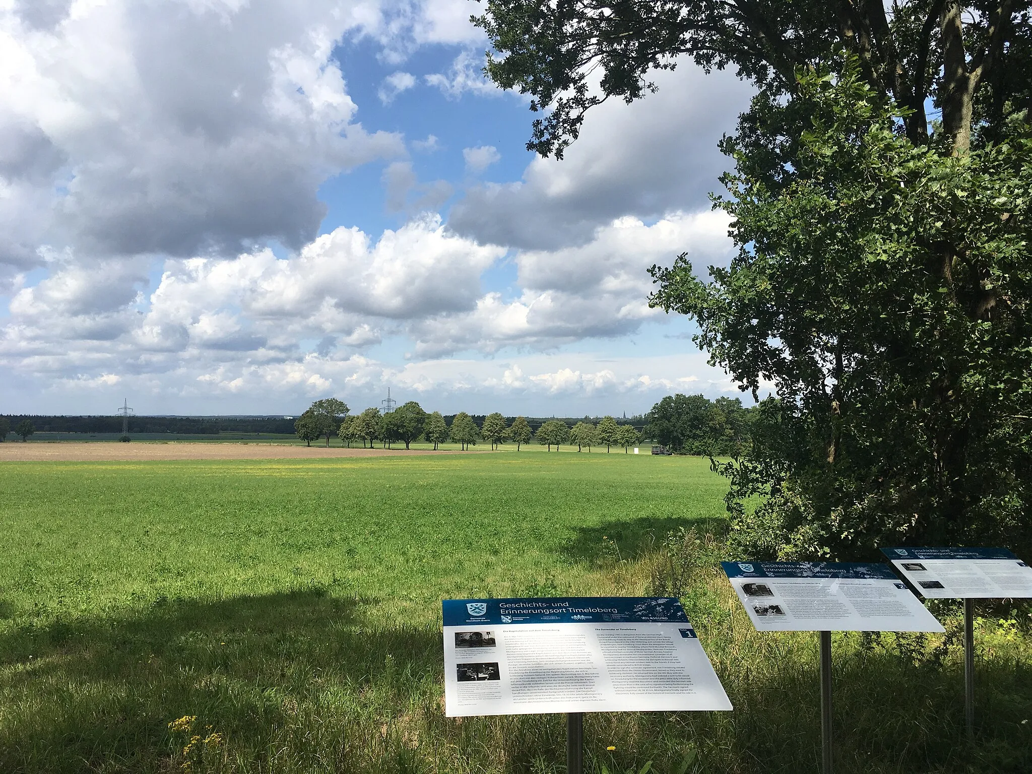 Photo showing: Timeloberg, Wendisch Evern. On the horizon, the church towers of Lüneburg can be seen - one of the reasons why the Allies had chosen the Timeloberg 1945 as a place for the surrender: The surrender should be signed with a view of a defeated German city.