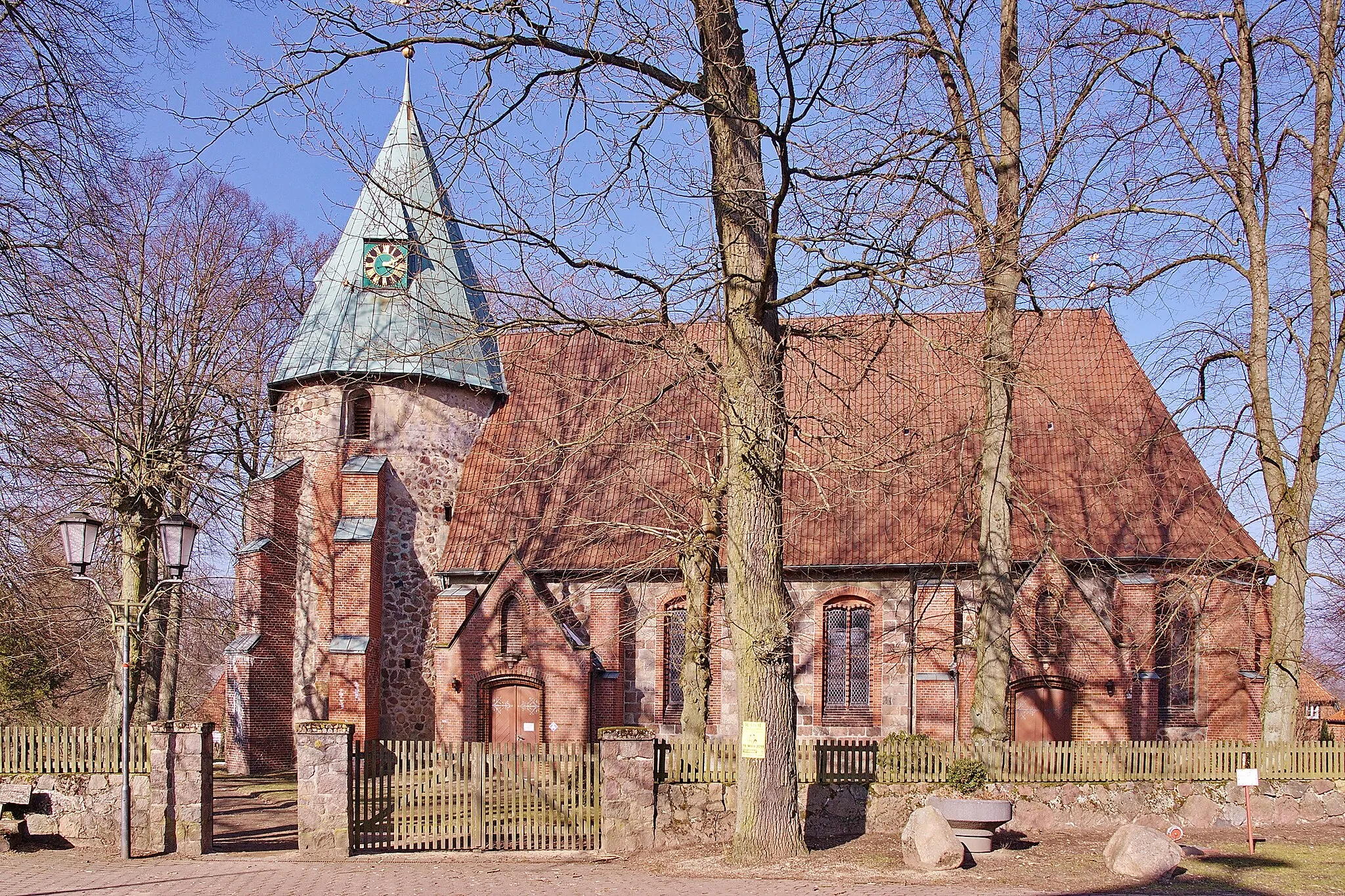 Photo showing: Rundturmkirche St. Peter und Paul-Kirche in Betzendorf, Niedersachsen, Deutschland