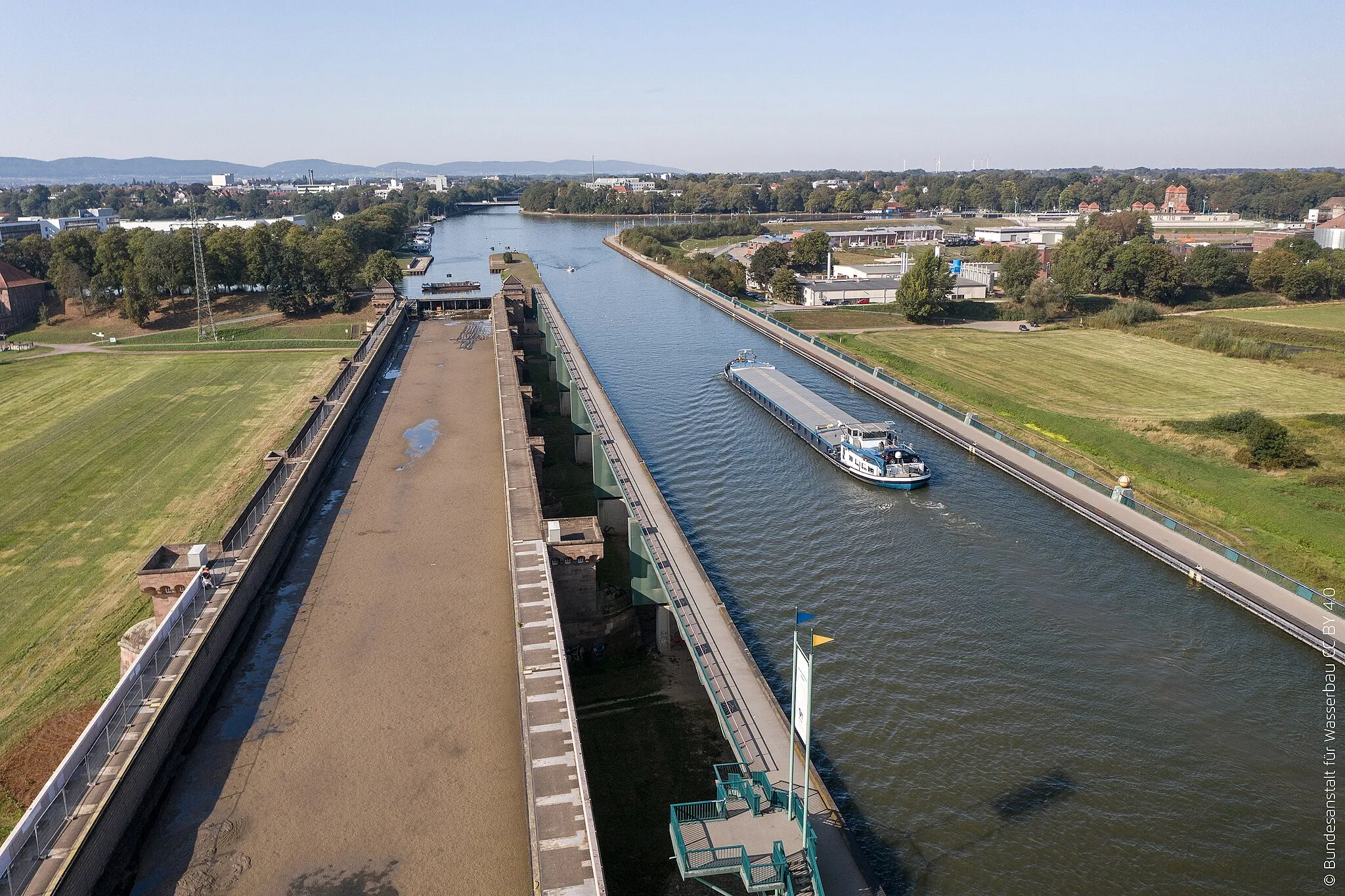Photo showing: Luftbild von alter und neuer Kanalbrücke. Die Alte Kanalbrücke ist trockengelegt, die Reinigung noch nicht abgeschlossen. Blick in Richtung Osten.