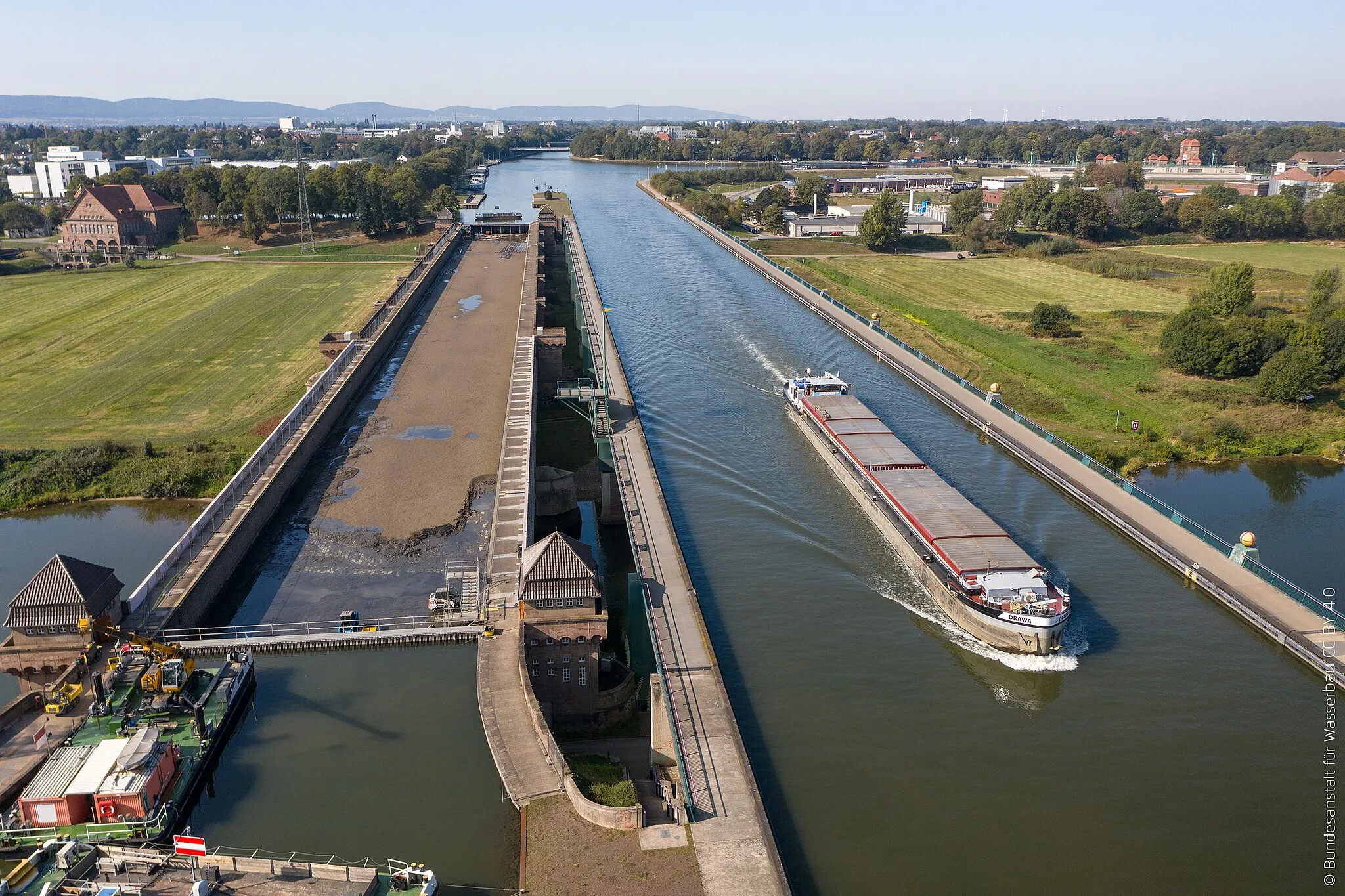 Photo showing: Luftbild von alter und neuer Kanalbrücke. Die Alte Kanalbrücke ist trockengelegt, die Reinigung noch nicht abgeschlossen. Blick in Richtung Westen.