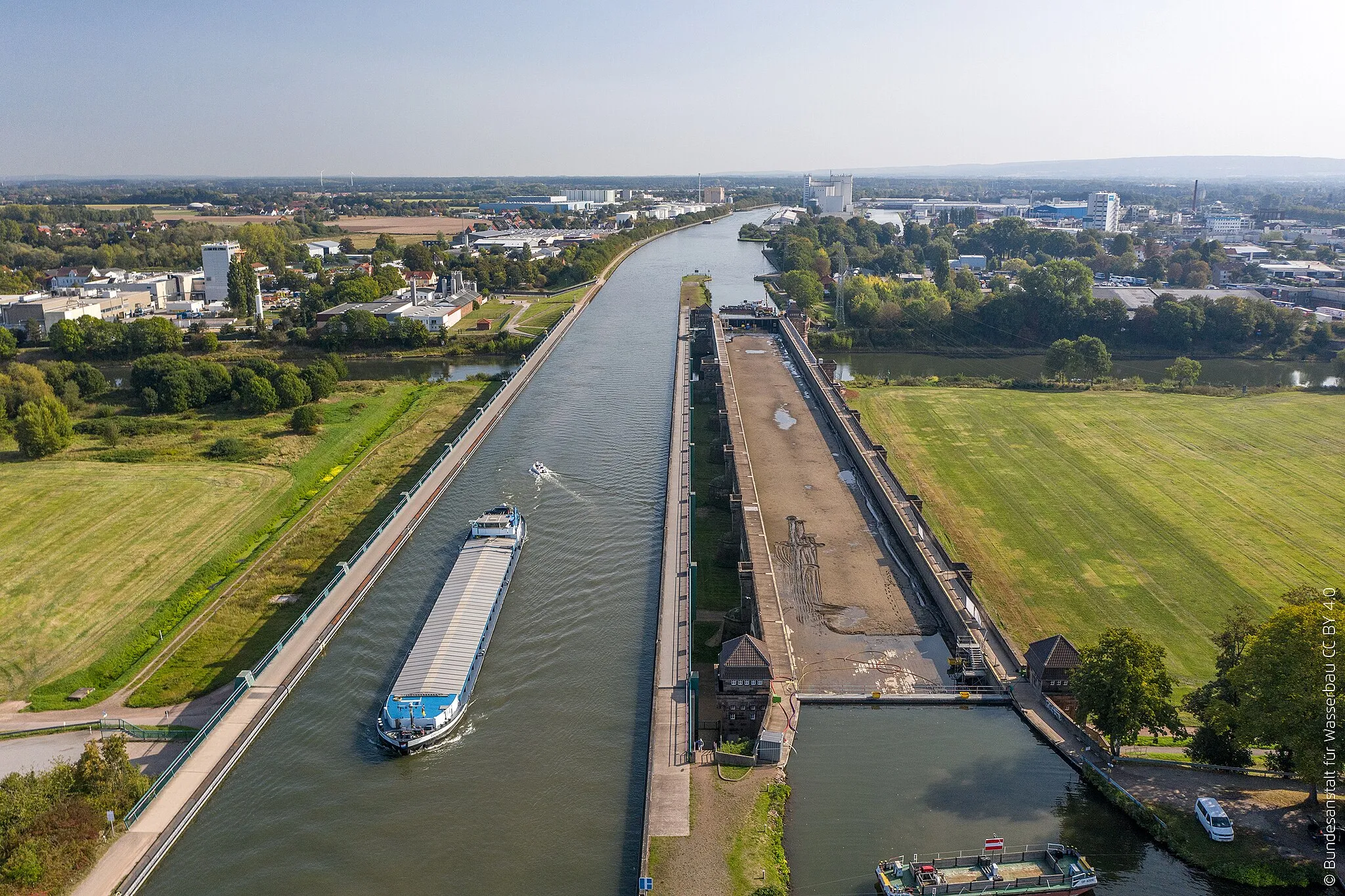 Photo showing: Luftbild von alter und neuer Kanalbrücke. Die Alte Kanalbrücke ist trockengelegt, die Reinigung noch nicht abgeschlossen. Blick in Richtung Osten.