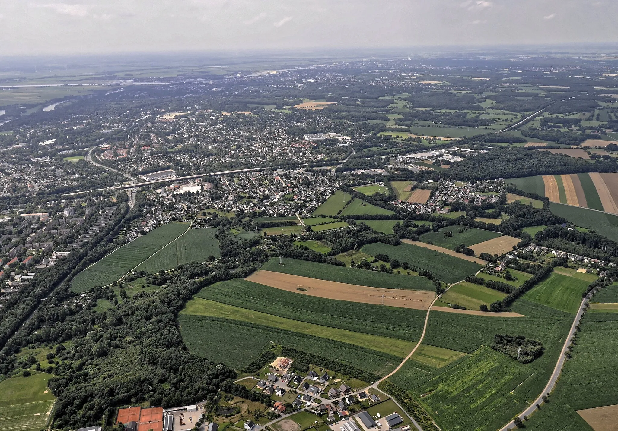 Photo showing: Bilder vom Flug Nordholz Hammelburg 2015: Ihlpohl gesehen von Osten; ganz vorn die Tennisplätze beim Gymnasium Ritterhude. Hinter der Autobahn Platjenwerbe. Am oberen Bildrand die Weser.