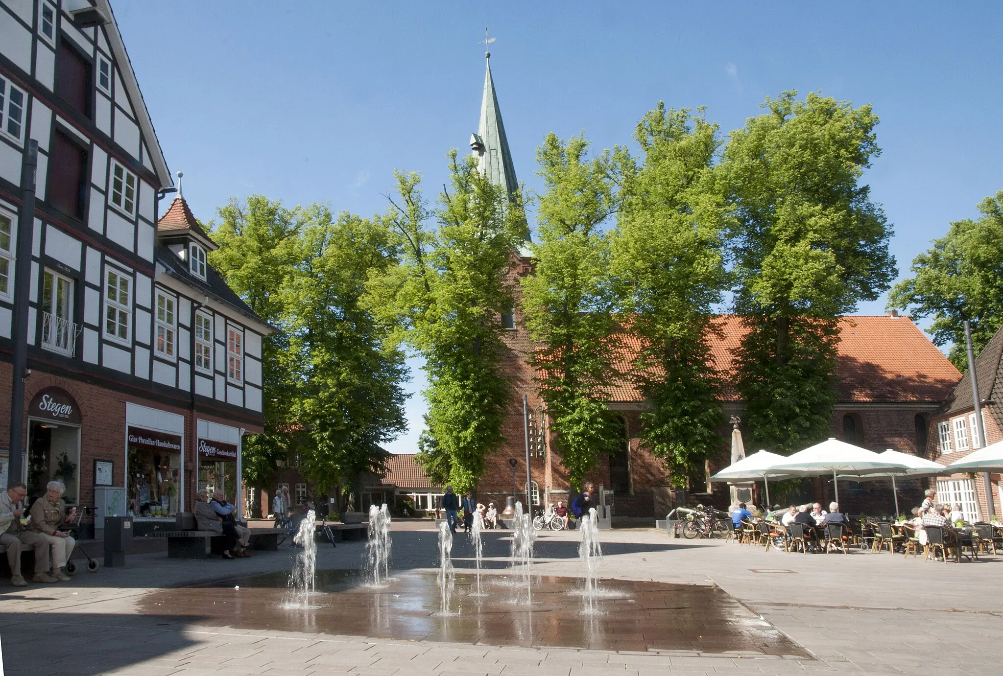 Photo showing: Der Marktplatz in Bad Bevensen mit Blick auf die Dreikönigskirche