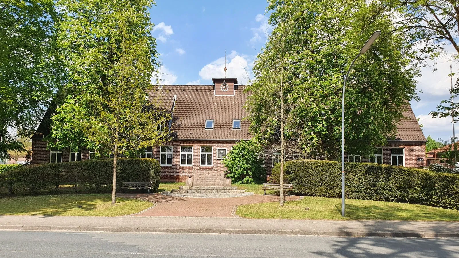 Photo showing: Elementary school and war memorial in Heidenau