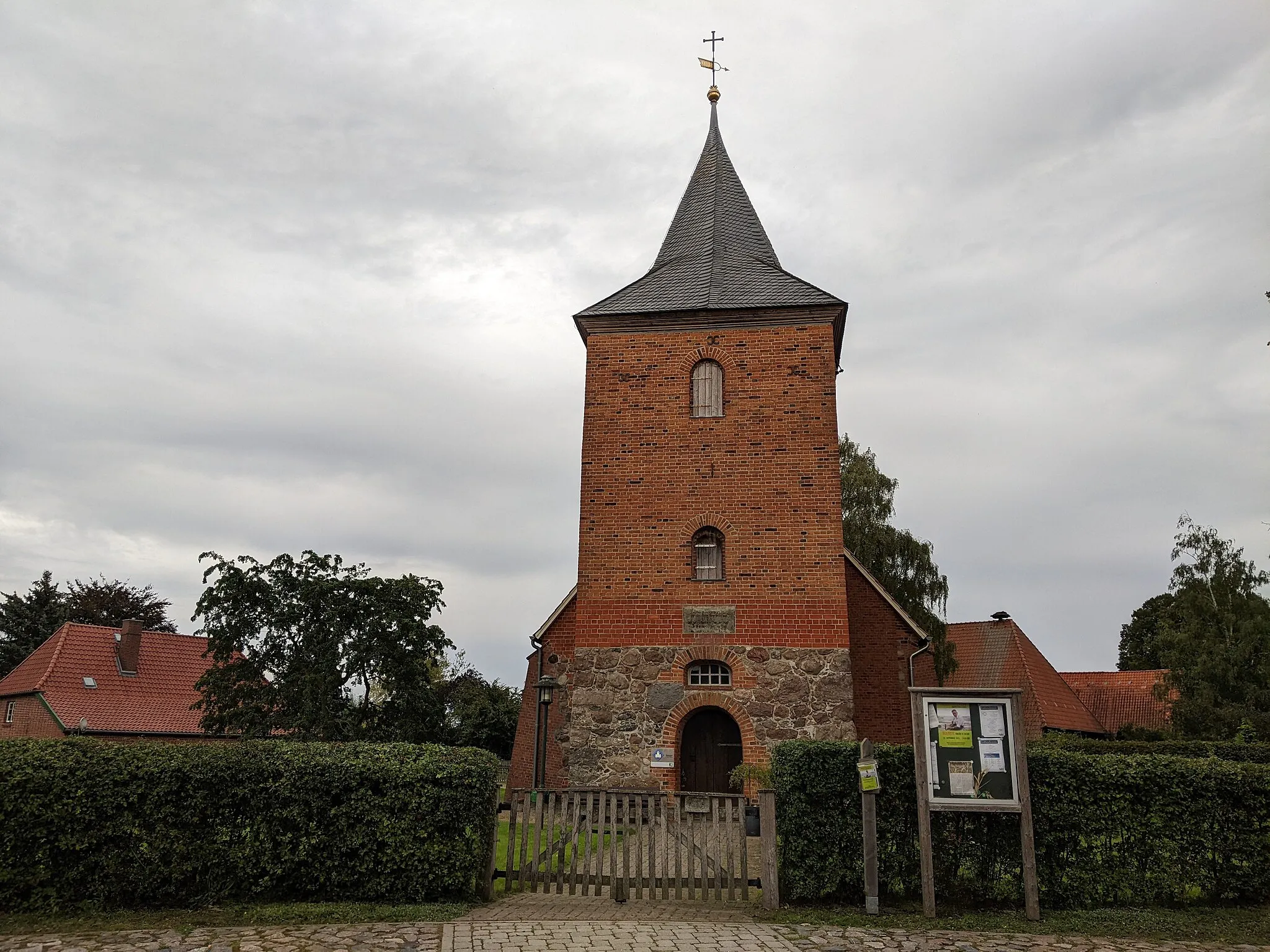 Photo showing: Die Kirche in Radegast steht auf dem Kirchfriedhof - Vorderansicht