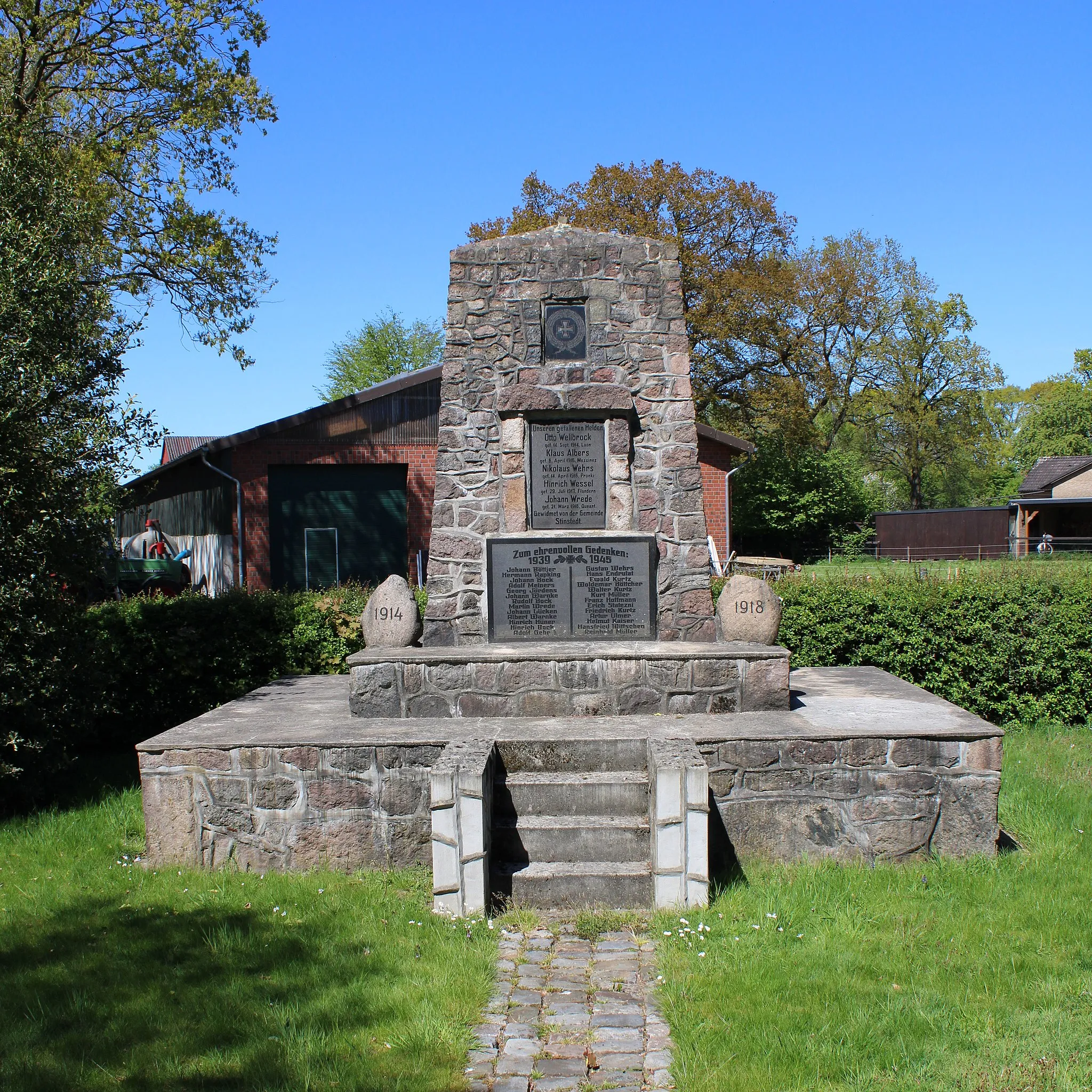 Photo showing: Kriegerdenkmal für 1. und 2. Weltkrieg
insgesamt 3 Gedenktafeln
oben eisernes Kreuz
Tafel 1:
Unseren gefallenen Helden
Otto Wellbrock
gef. 14. Sept. 1914, Laon
Klaus Albers
gef. 6. April 1916, Messines
Nikolaus Wehrs
gef. 14. April 1916, Pronki
Hinrich Wessel
gef. 29. Juli 1917, Flandern
Johann Wrede
gef. 21. März 1918, Queant.
Gewidmet von der Gemeinde Stinstedt.
Tafel 2:
Zum ehrenvollen Gedenken:
1939+1945
Johann Böttjer
Hermann Rapking
Johann Bock
Adolf Meiners
Georg Jördens
Johann Warnke
Rudolf Bock
Martin Wrede
Johann Lücken
Albert Warnke
Hinrich Hüner
Hinrich Bock
Adolf Gehr
Gustav Wehrs
Hans Endrulat
Ewald Kurtz
Woldemar Böttcher
Walter Kurtz
Kurt Müller
Franz Hoffmann
Erich Statezni
Friedrich Kurtz
Artur Ulmer
Helmut Kaiser
Hansfried Wittschen

Reinhold Müller