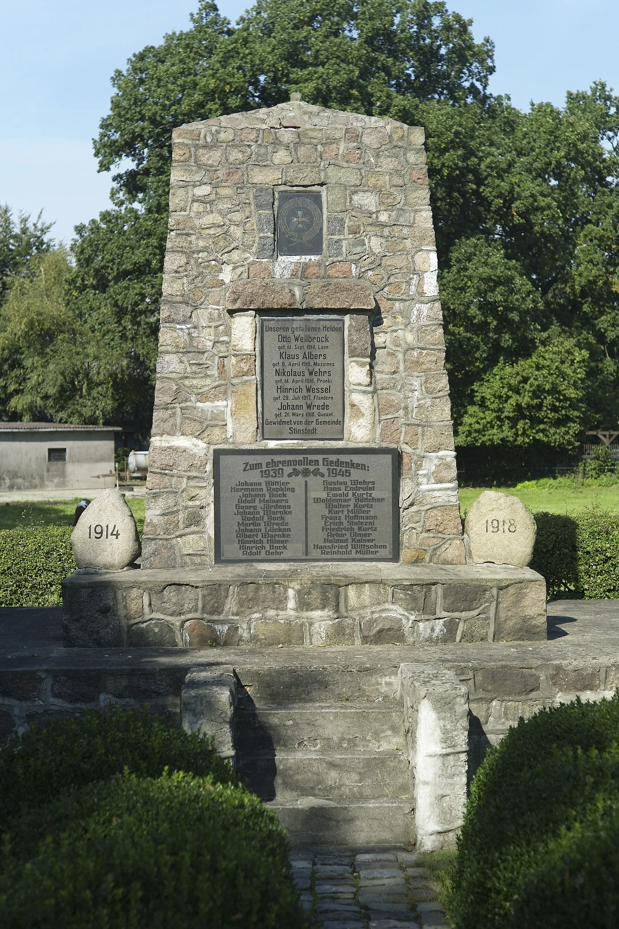 Photo showing: War memorial in Stinstedt, SE of Bremerhaven, Northern Germany