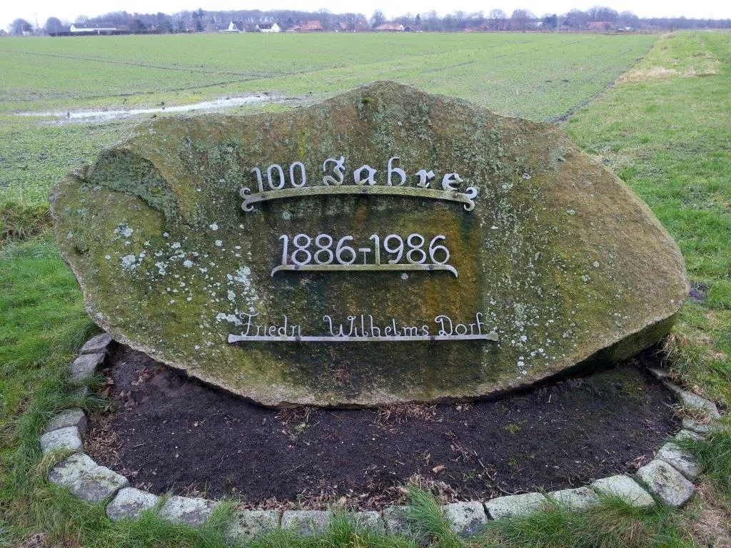 Photo showing: Gedenkstein für die Gründung der Moorkolonie Friedrich-Wilhelms-Dorf bei Düring durch Eberhard Cronemeyer.