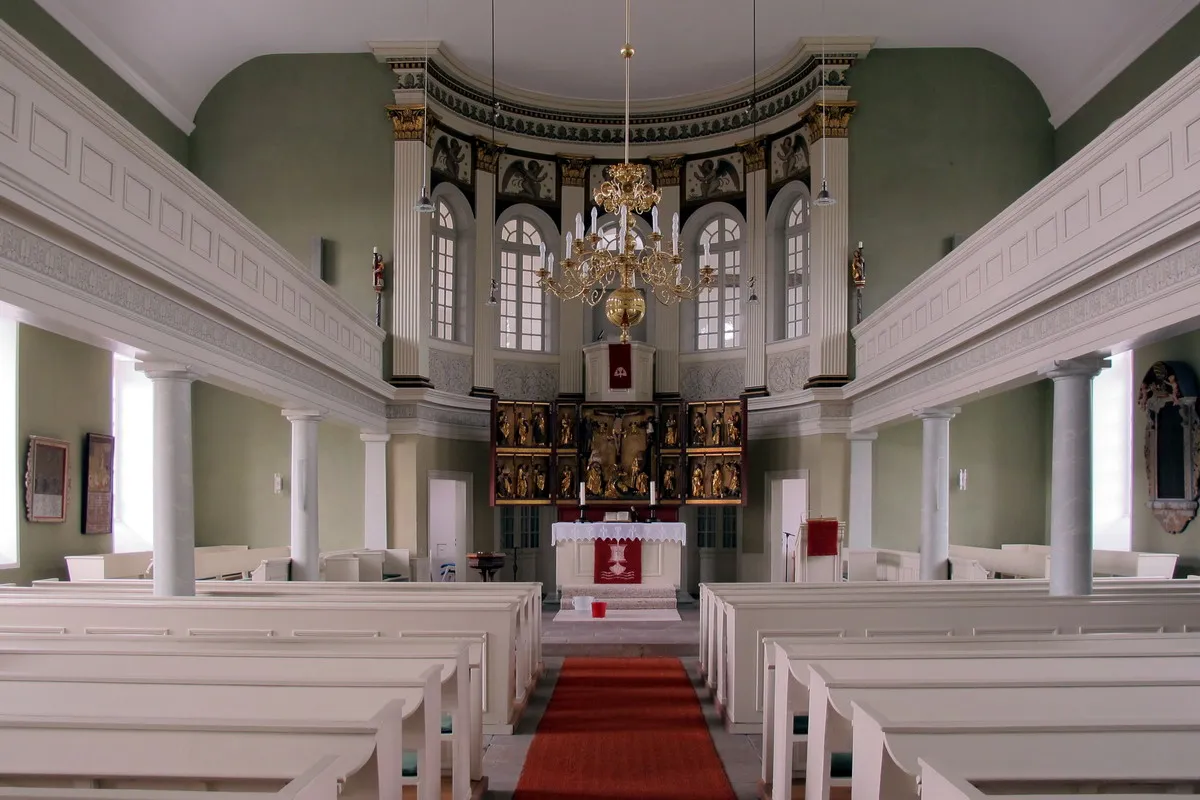 Photo showing: Die St.-Vitus Kirche von innen. Auch zu sehen der handgeschnitzte Altar.