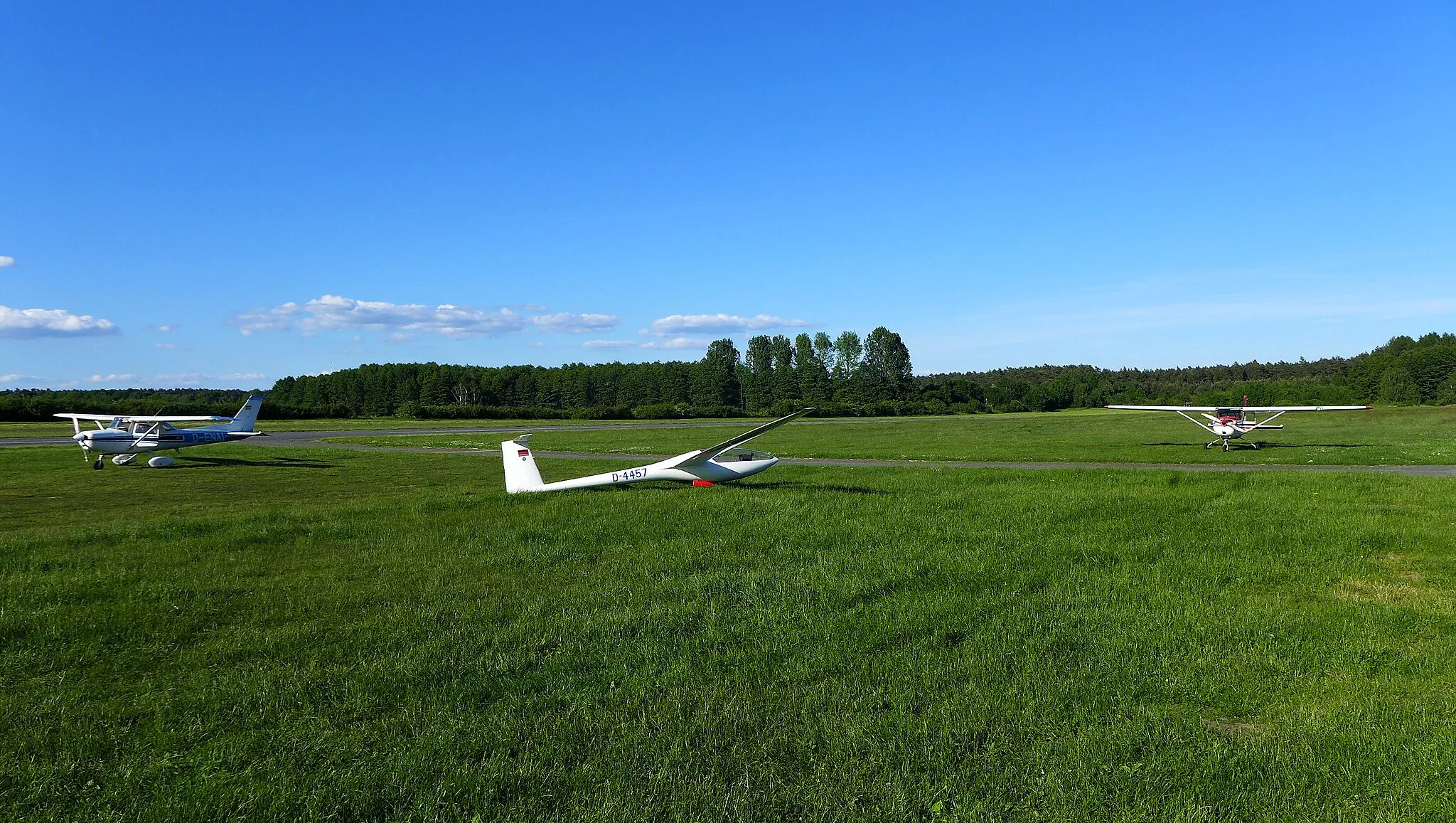 Photo showing: Flugplatz Barnsen, zugehörig zur Gemeinde Gerdau nahe Uelzen; auch bekannt unter der Bezeichnung Flugplatz Uelzen mit der Kennung EDVU. Standort des Luftsportverein Cumulus.