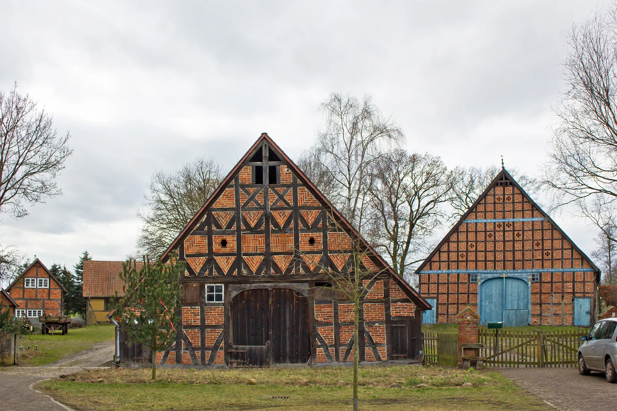 Photo showing: Cultural heritage monuments "No 6" and "No 7" in the village Weitsche near Lüchow (district Lüchow-Dannenberg, northern Germany); built in 1716 and 1841.