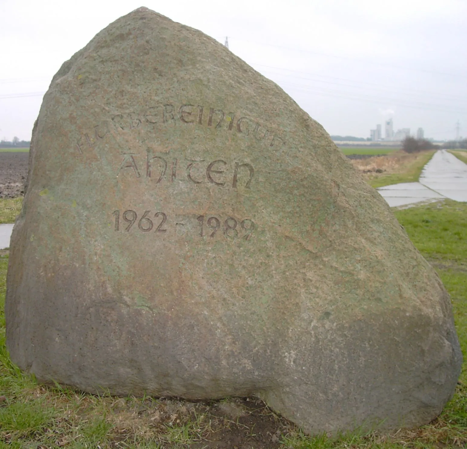 Photo showing: Gedenkstein zur Flurbereinigung in Ahlten