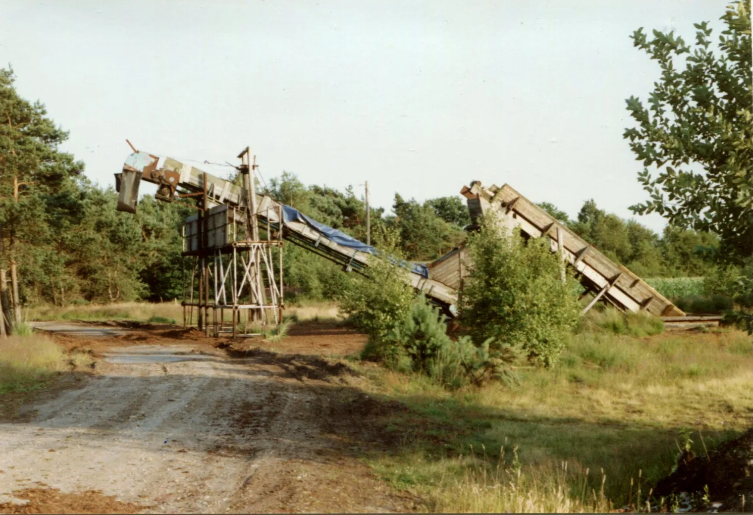 Photo showing: Die Torfverladestation im Torfmoor bei Sittensen im Sommer 1990.