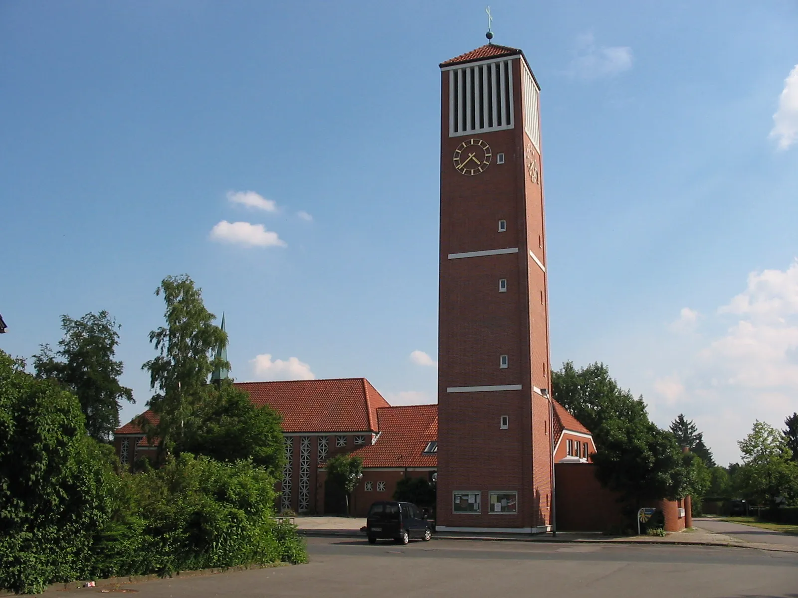 Photo showing: The church "Christuskirche Westercelle" was built 1962 and you can find it in a part of the city Celle/Germany named Westercelle.