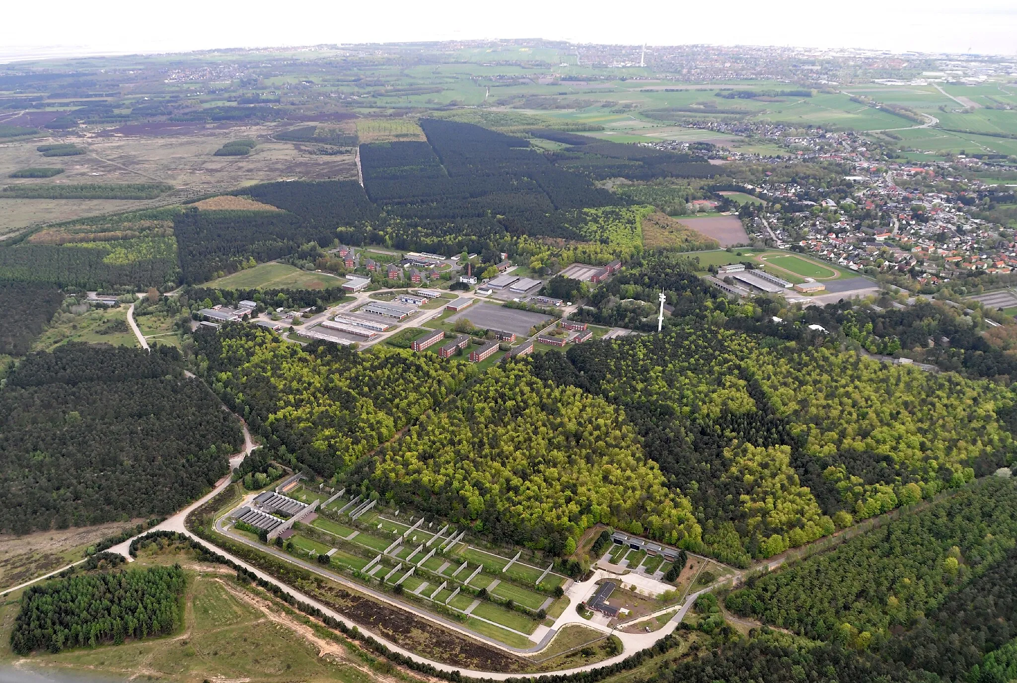 Photo showing: Luftbilder von der Nordseeküste 2012-05, Schießstand Altenwalde bei Cuxhaven