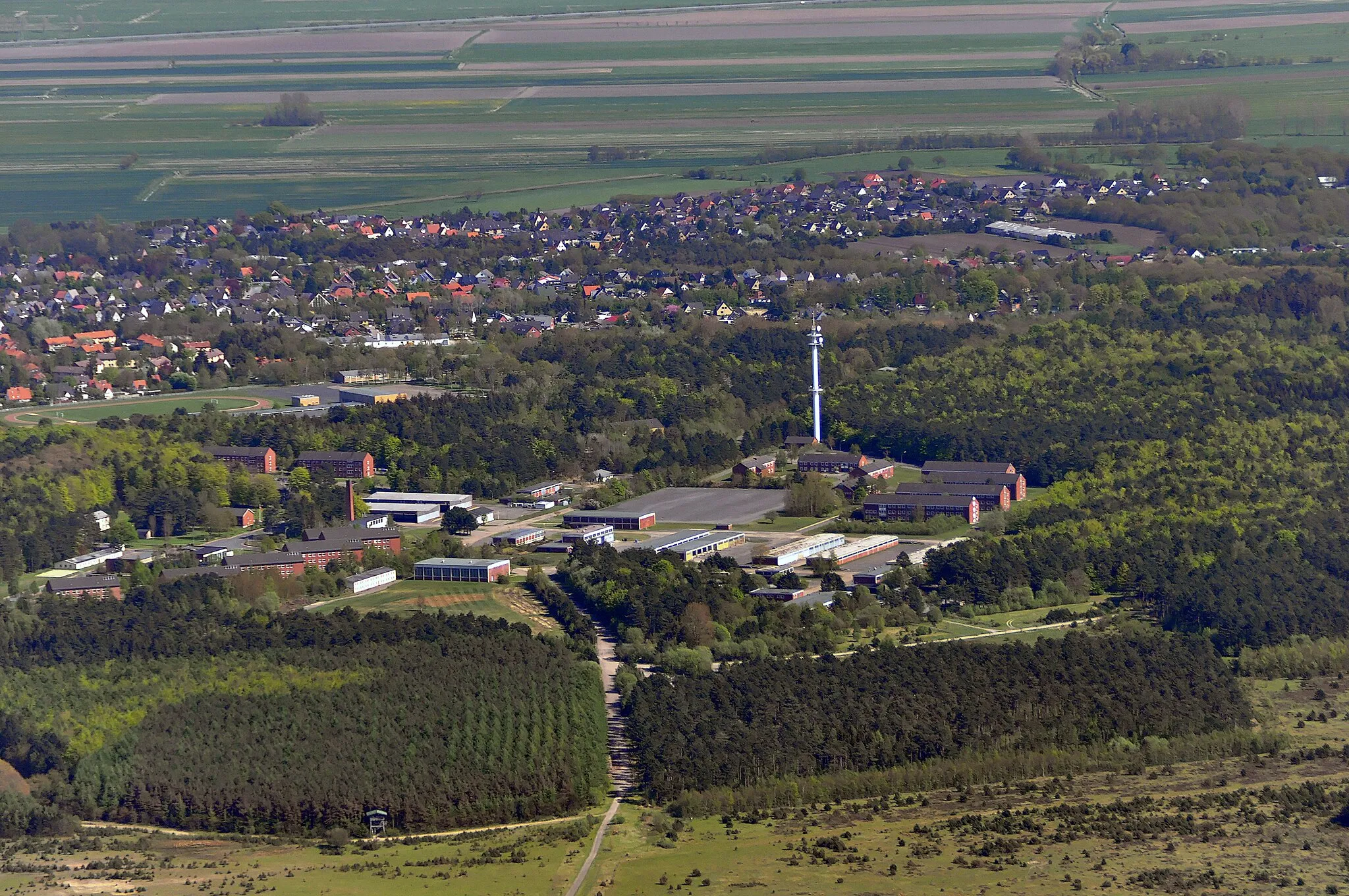 Photo showing: Luftbilder von der Nordseeküste 2012-05; die Hinrich-Wilhelm-Kopf-Kaserne in Cuxhaven-Franzenburg