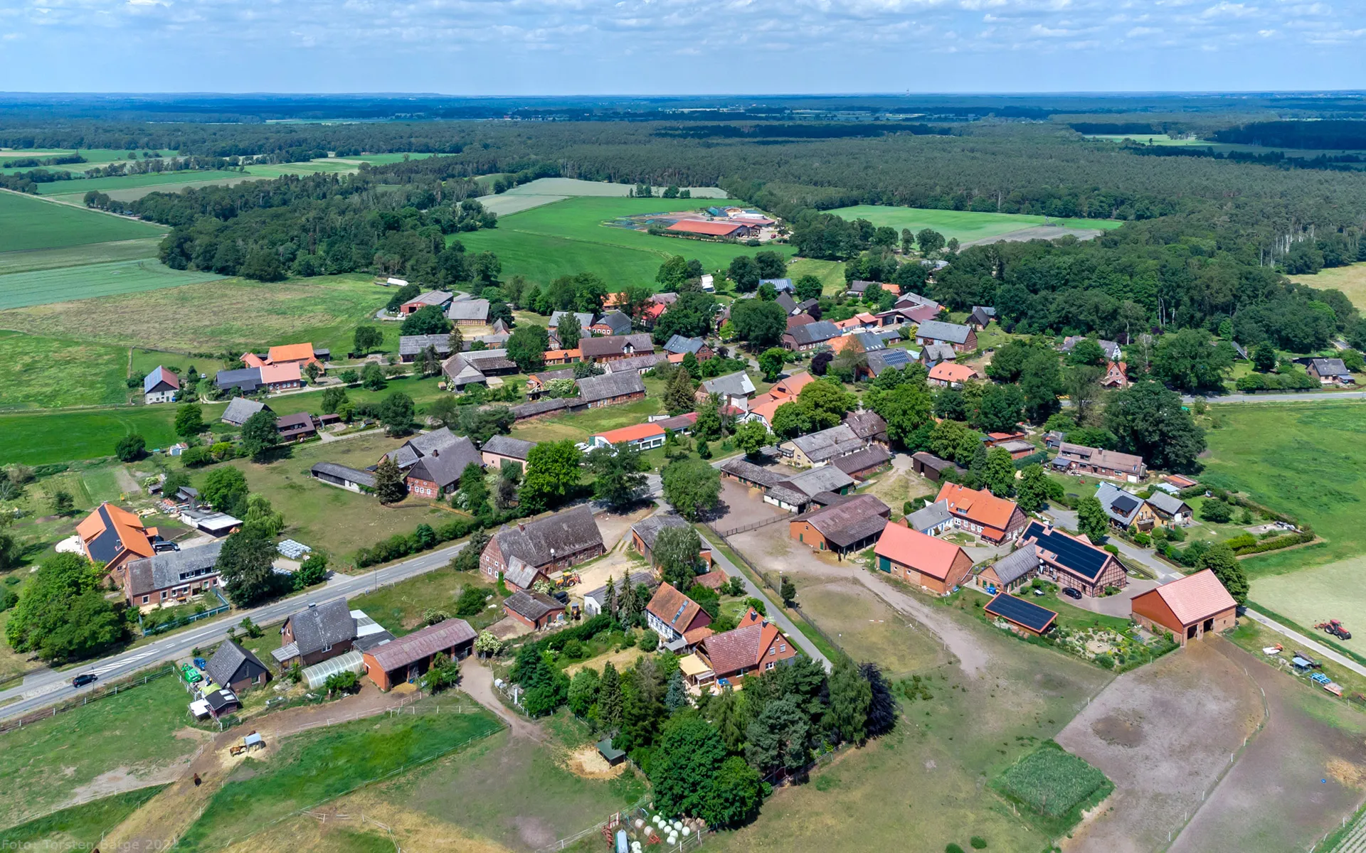 Photo showing: Luftbild von Dünsche, einem Ortsteil der Gemeinde Trebel im Landkreis Lüchow-Dannenberg.