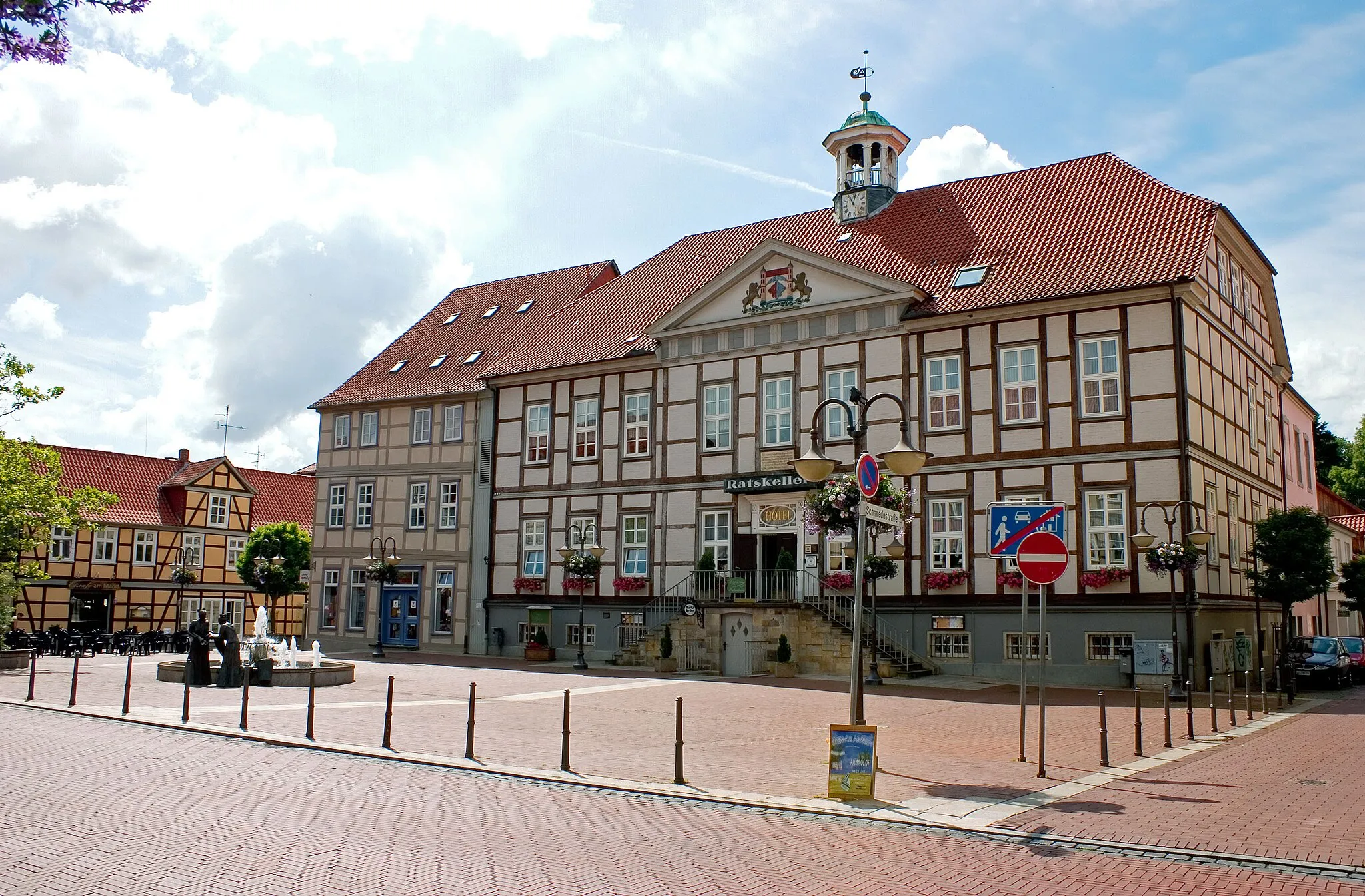 Photo showing: Market place and old town hall of Lüchow (Wendland) in Lower Saxony, Germany.