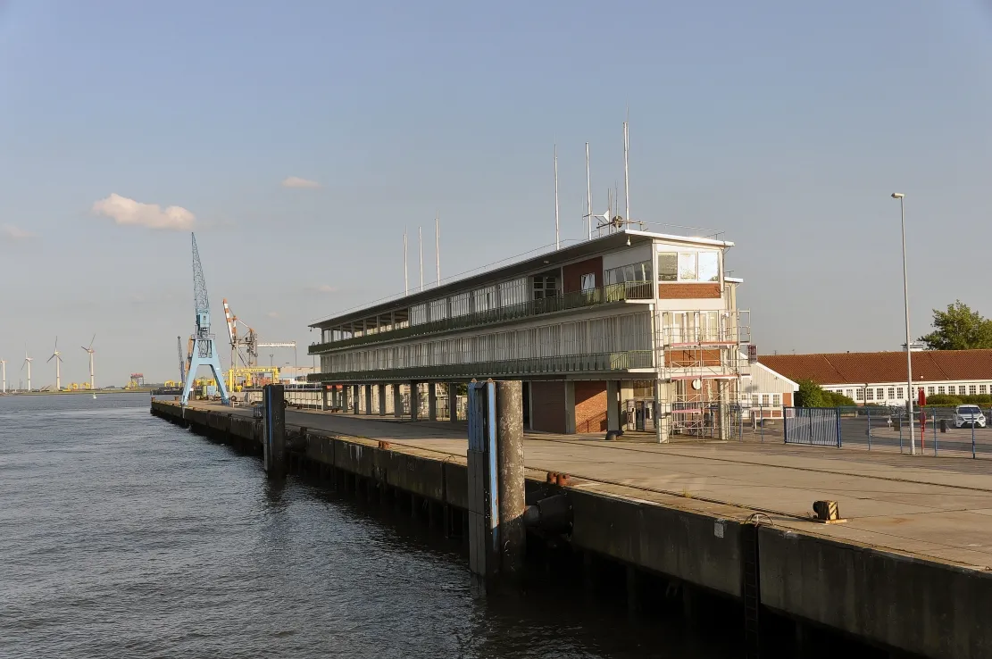 Photo showing: in den Häfen von Cuxhaven Mai 2012 )