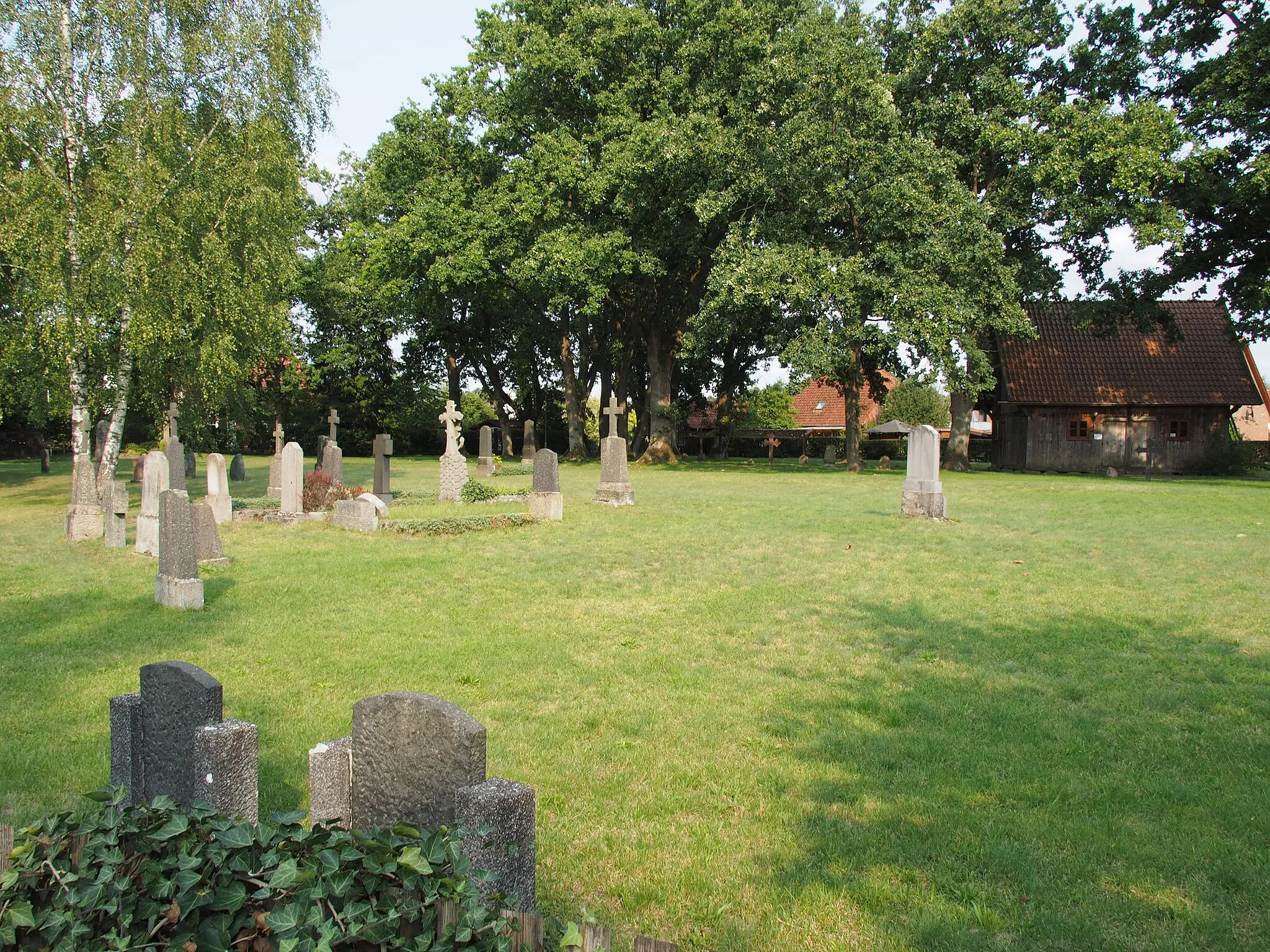 Photo showing: Alter Friedhof in Müden (Örtze) mit Treppenspeicher von 1825