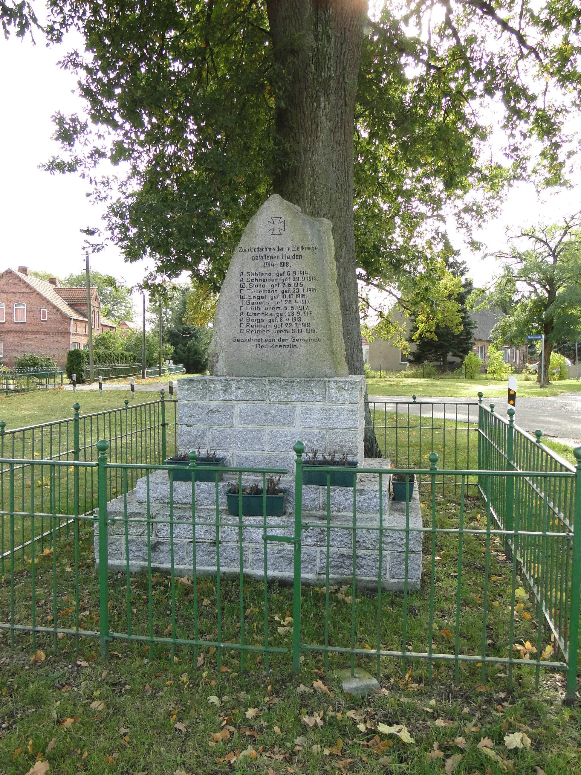 Photo showing: War memorial 1914-18 in Neu Krenzlin, district Ludwigslust-Parchim, Mecklenburg-Vorpommern, Germany